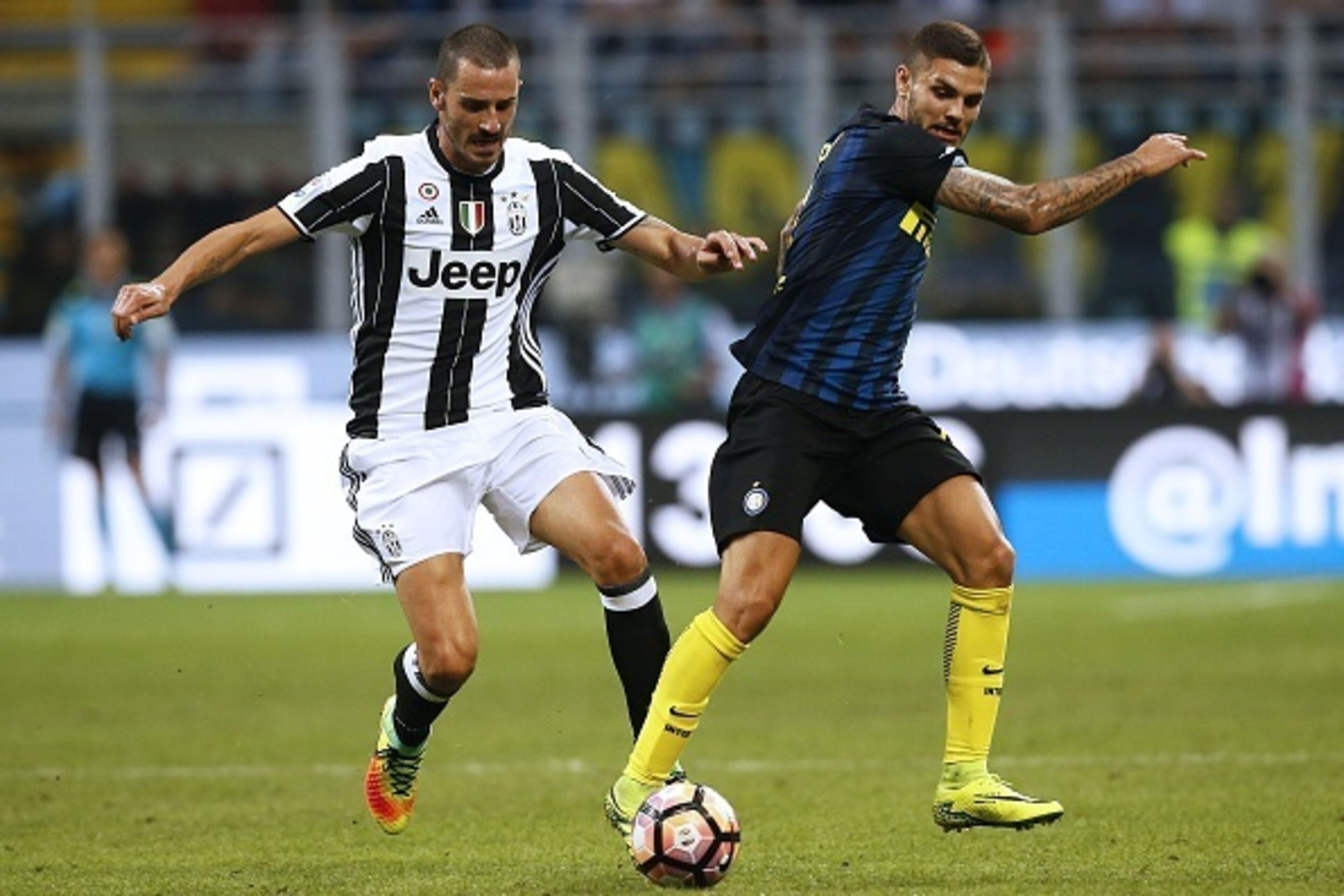 Juventus' defender Leonardo Bonucci (L) vies with Inter Milan's Argentinina forward Mauro Emanuel Icardi during the Italian Serie A football match Inter Milan Vs Juventus on September 18, 2016 at the San Siro Stadium in Milan.  / AFP / MARCO BERTORELLO   