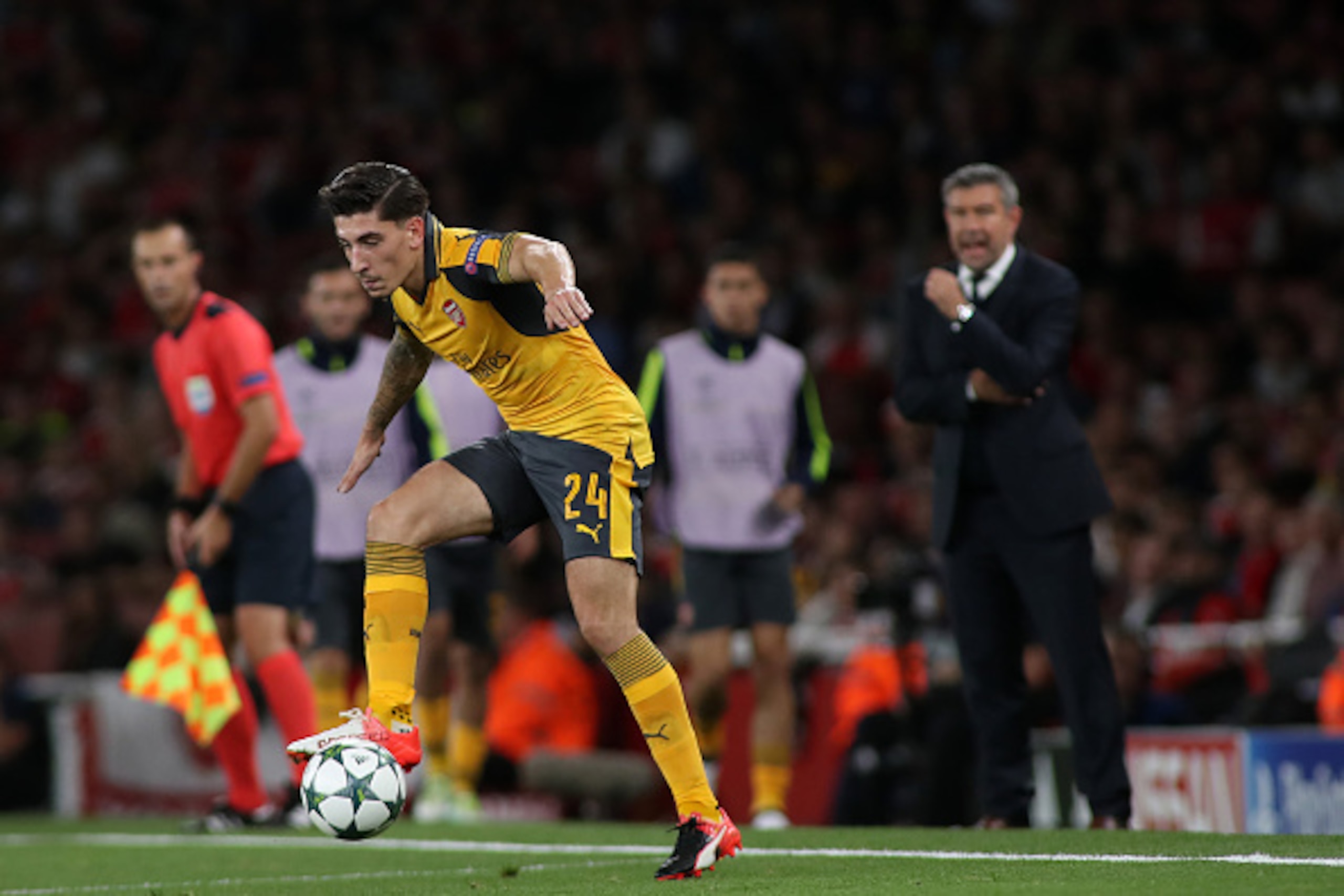 LONDON, ENGLAND - SEPTEMBER 28: Hector Bellerin of Arsenal during the Champions League match between Arsenal and FC Basel at The Emirates Stadium on September 28, 2016 in London, United Kingdom. (Photo by Mitchell Gunn/Getty Images)