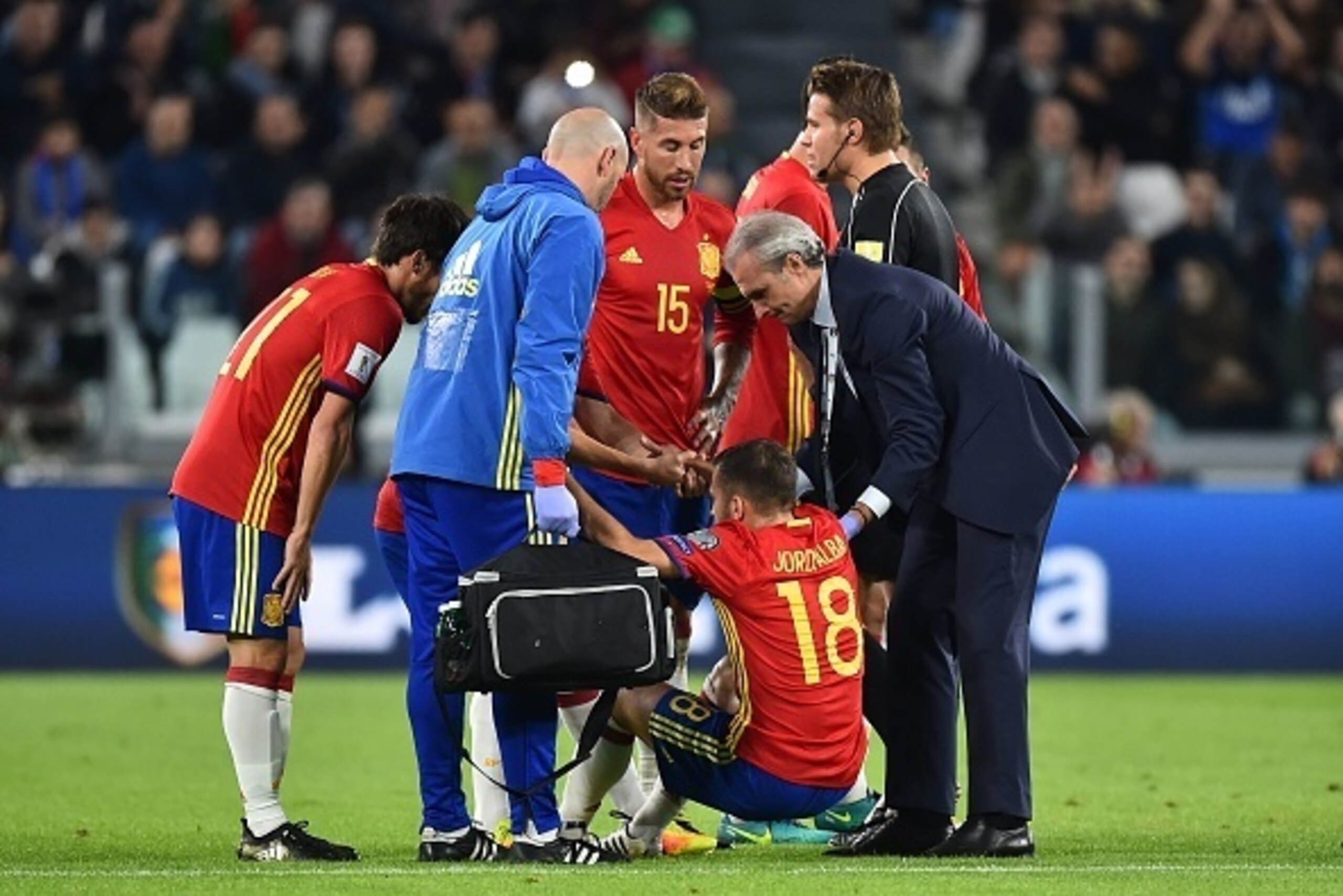 Spain's defender Jordi Alba (C bottom) gets medical assistance during the WC 2018 football qualification match between Italy and Spain on October 6, 2016 at the Juventus stadium in Turin / AFP / GIUSEPPE CACACE (Photo credit should read GIUSEPPE CA Spain's defender Jordi Alba (C bottom) gets medical assistance during the WC 2018 football qualification match between Italy and Spain on October 6, 2016 at the Juventus stadium in Turin / AFP / GIUSEPPE CACACE (Photo credit should read GIUSEPPE CA