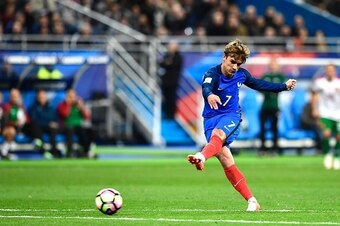 France's forward Antoine Griezmann shoots to score his team's third goal during the FIFA World Cup 2018 qualifying football match France vs Bulgaria on October 7, 2016  at the Stade de France stadium in Saint-Denis, north of Paris.   / AFP / MIGUEL MEDINA
