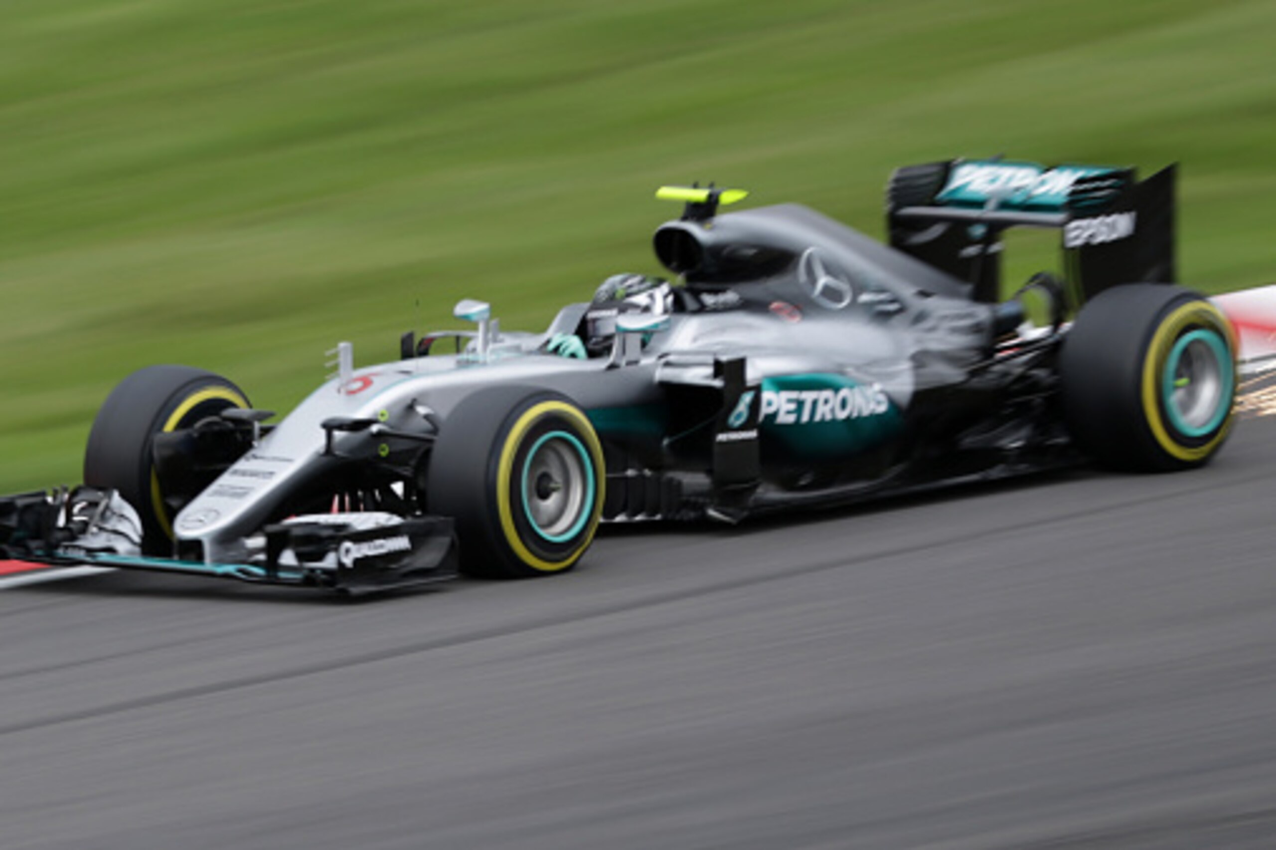 Mercedes AMG Petronas F1 Team's German driver Nico Rosberg drives his car during the third practice session of the Formula One Japanese Grand Prix at Suzuka Circuit on October 8, 2016.  / AFP / YUYA SHINO        (Photo credit should read YUYA SHINO/AFP/Ge