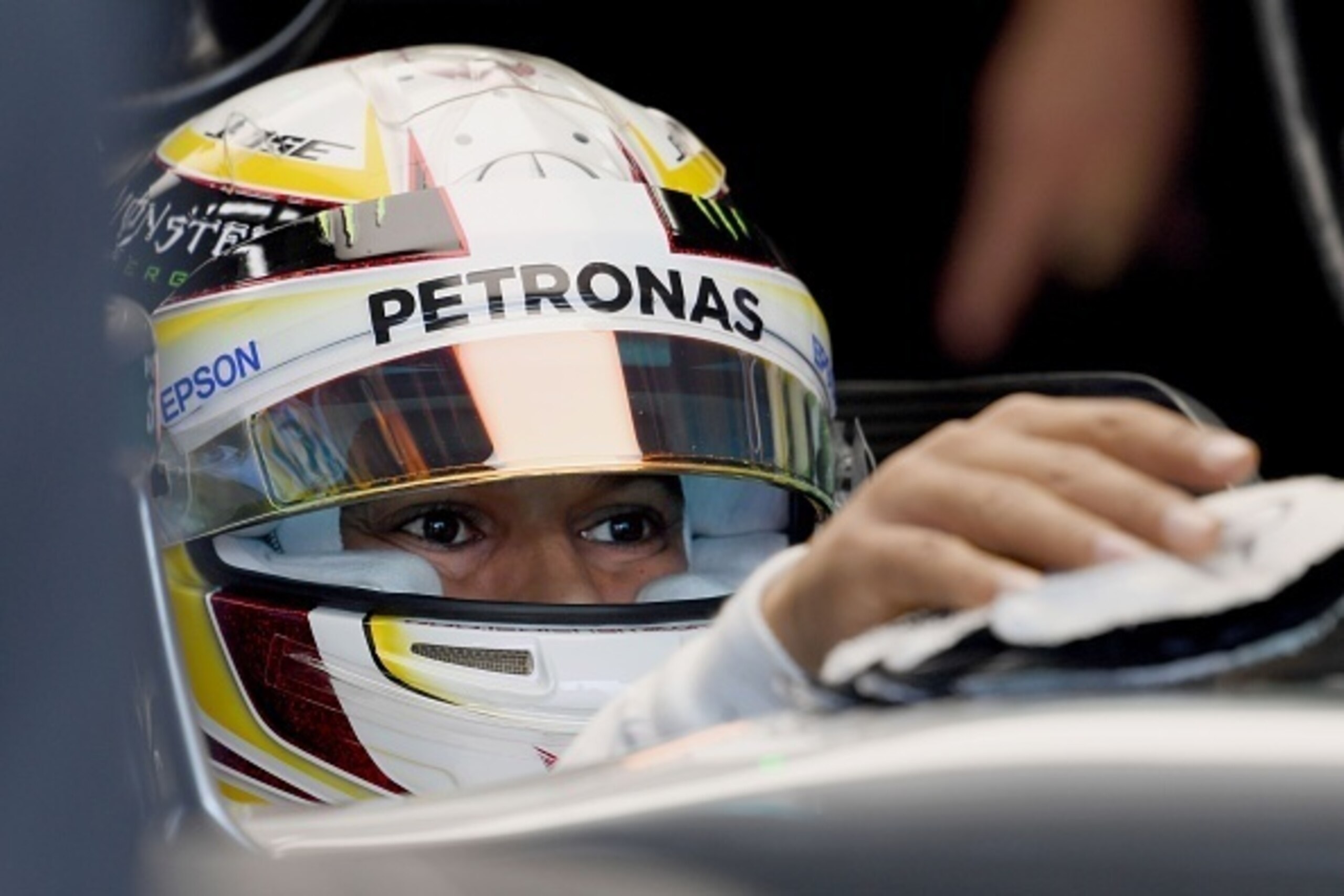 Mercedes AMG Petronas F1 Team's British driver Lewis Hamilton prepares for the third free practice session at the Formula One Japanese Grand Prix in Suzuka on October 8, 2016. / AFP / TOSHIFUMI KITAMURA        (Photo credit should read TOSHIFUMI KITAMURA/