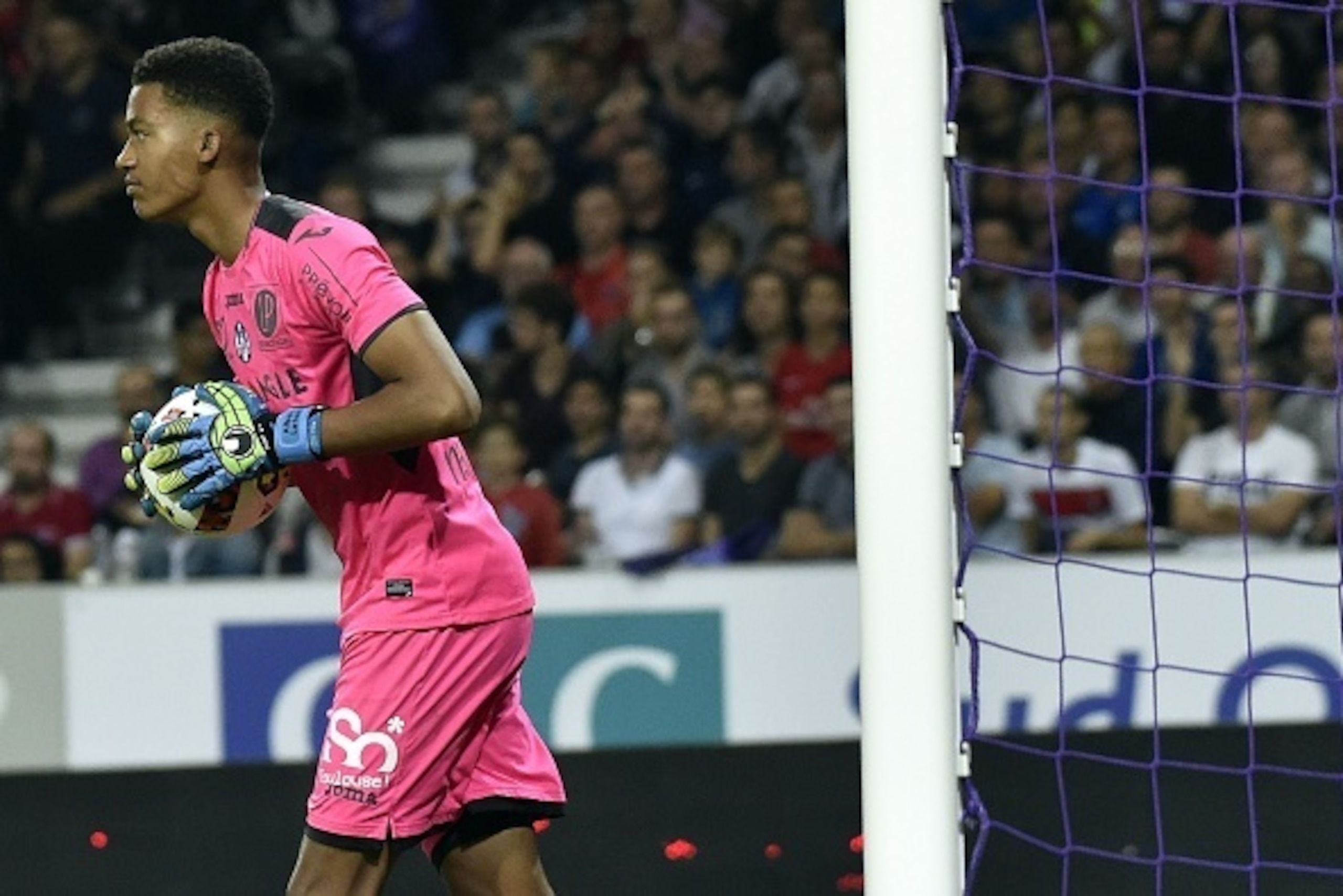 Toulouse's French goalkeeper Alban Lafont holds the ball during the French L1 football match Toulouse (TFC) vs Paris Saint-Germain (PSG) on September 23, 2016 at the Municipal stadium in Toulouse. / AFP / AFP PHOTO / PASCAL PAVANI        (Photo credit sho