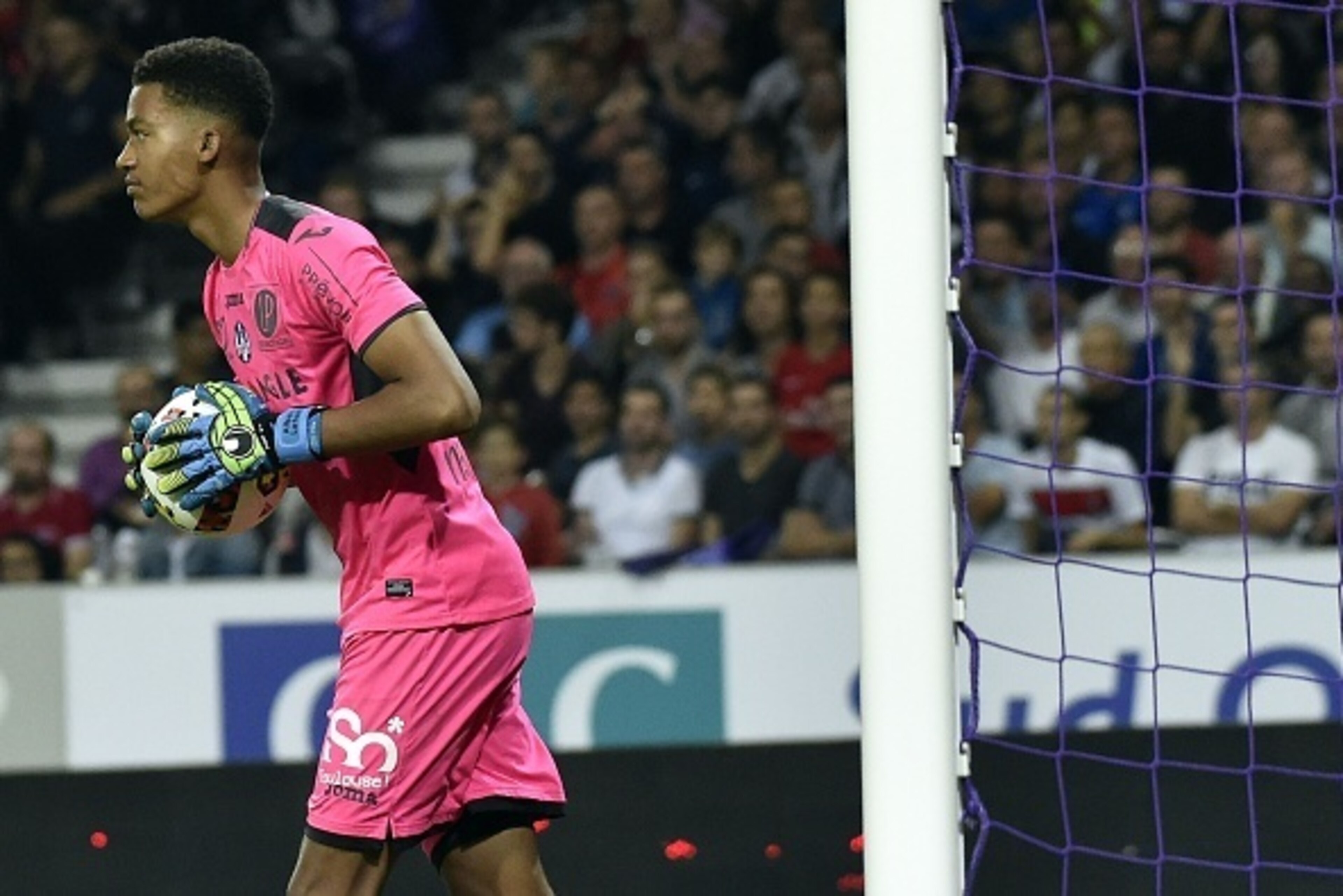 Toulouse's French goalkeeper Alban Lafont holds the ball during the French L1 football match Toulouse (TFC) vs Paris Saint-Germain (PSG) on September 23, 2016 at the Municipal stadium in Toulouse. / AFP / AFP PHOTO / PASCAL PAVANI        (Photo credit sho