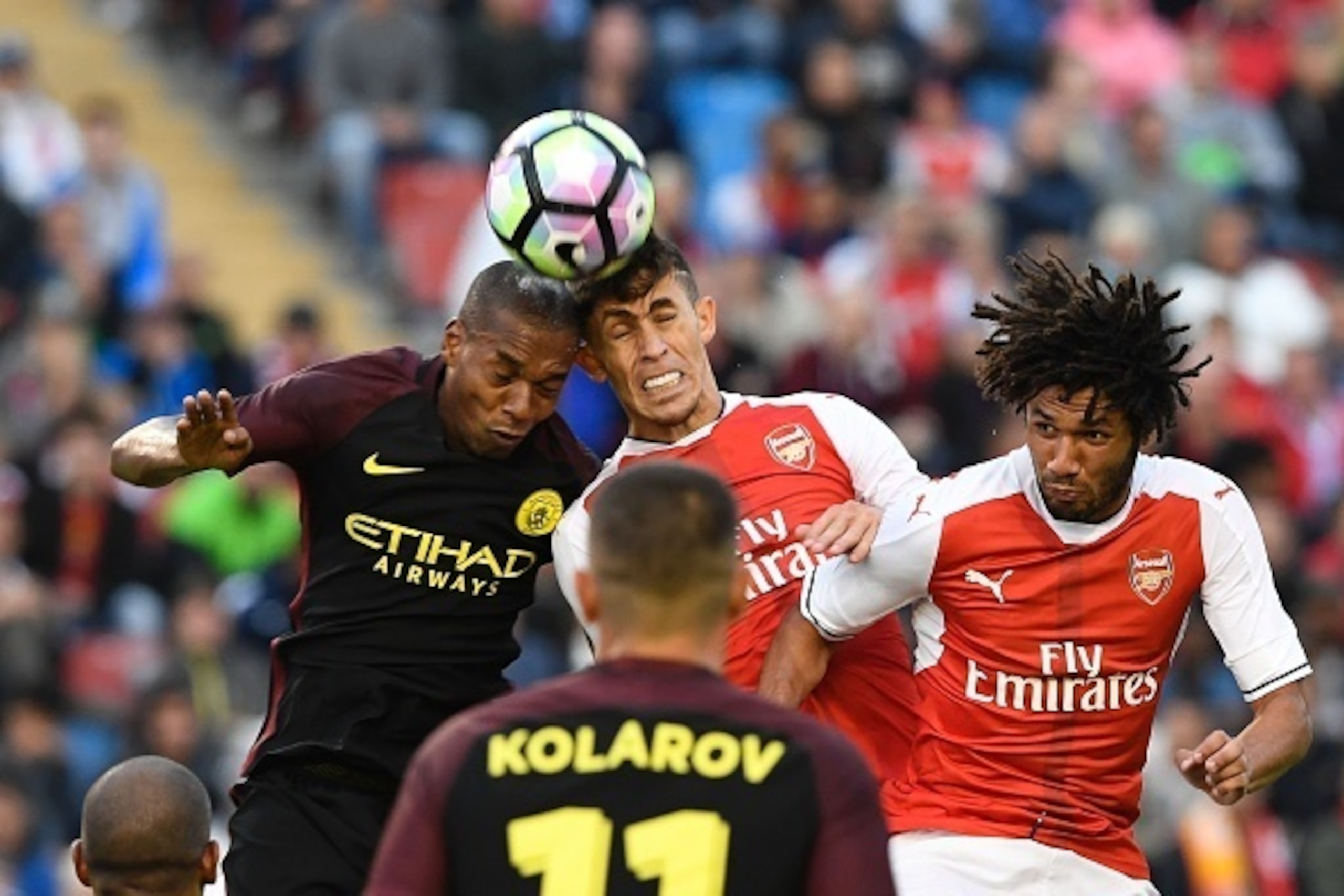 Arsenal's Brazilian defender Gabriel (C) vies with Manchester City's Brazilian midfielder Fernando (L) during the friendly football match between Arsenal and Manchester City at the Ullevi stadium in Gothenburg on August 7, 2016. / AFP / JONATHAN NACKSTRAN