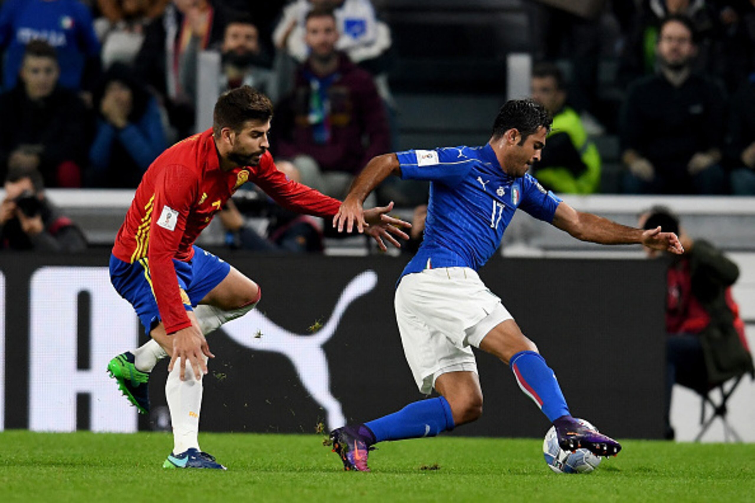 TURIN, ITALY - OCTOBER 06:  Eder of Italy tries to escape from Gerard Pique of Spain during the FIFA 2018 World Cup Qualifier between Italy and Spain at Juventus Stadium on October 6, 2016 in Turin, Italy.  (Photo by Claudio Villa/Getty Images)