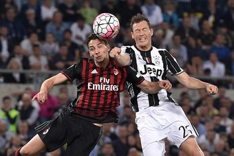 Juventus' defender from Switzerland Stephan Lichtsteiner (R) vies with AC Milan's defender from Italy Mattia De Sciglio during the Italian Tim Cup final football match AC Milan vs Juventus on May 21, 2016 at the Olympic Stadium in Rome.    AFP PHOTO / TIZ