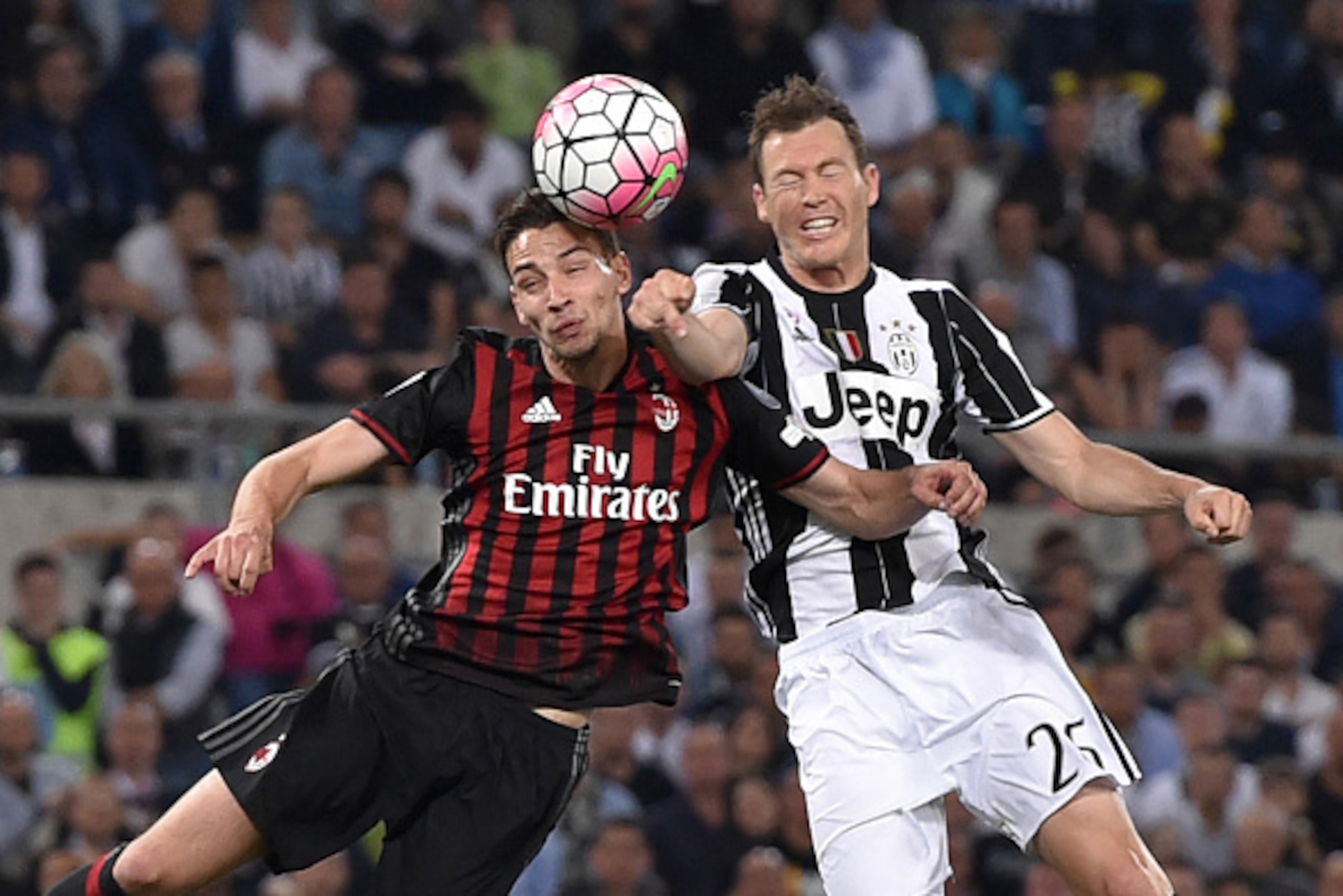 Juventus' defender from Switzerland Stephan Lichtsteiner (R) vies with AC Milan's defender from Italy Mattia De Sciglio during the Italian Tim Cup final football match AC Milan vs Juventus on May 21, 2016 at the Olympic Stadium in Rome.    AFP PHOTO / TIZ