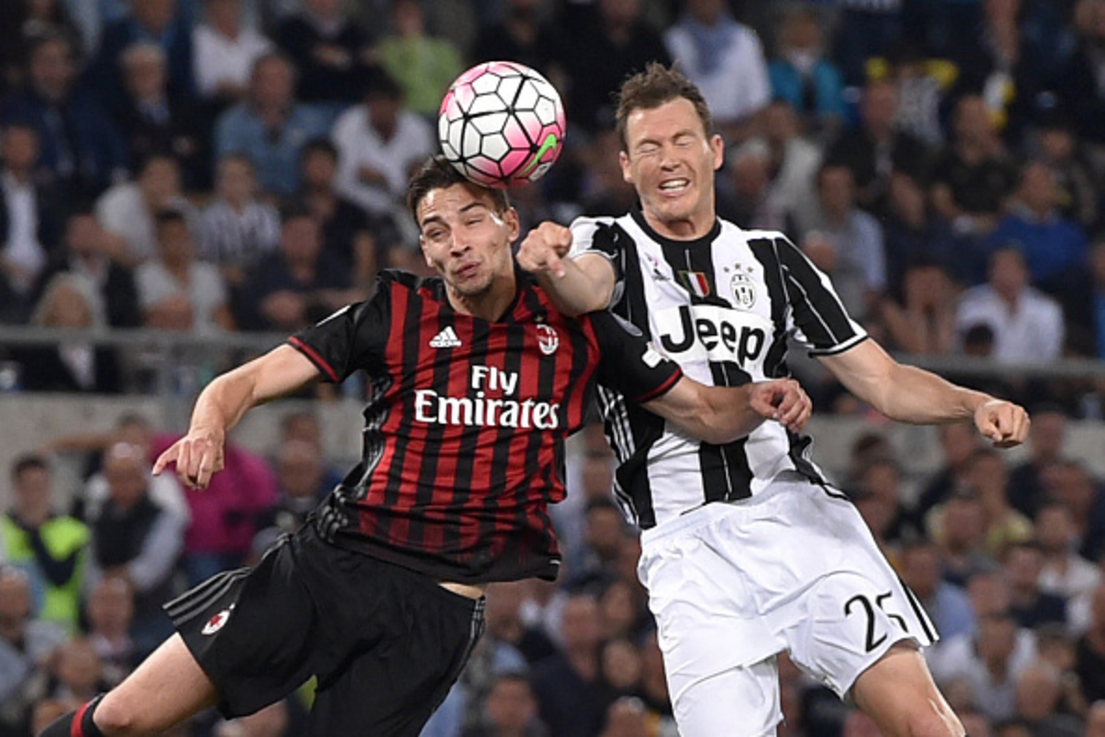 Juventus' defender from Switzerland Stephan Lichtsteiner (R) vies with AC Milan's defender from Italy Mattia De Sciglio during the Italian Tim Cup final football match AC Milan vs Juventus on May 21, 2016 at the Olympic Stadium in Rome. AFP PHOTO / TIZ Juventus' defender from Switzerland Stephan Lichtsteiner (R) vies with AC Milan's defender from Italy Mattia De Sciglio during the Italian Tim Cup final football match AC Milan vs Juventus on May 21, 2016 at the Olympic Stadium in Rome. AFP PHOTO / TIZ