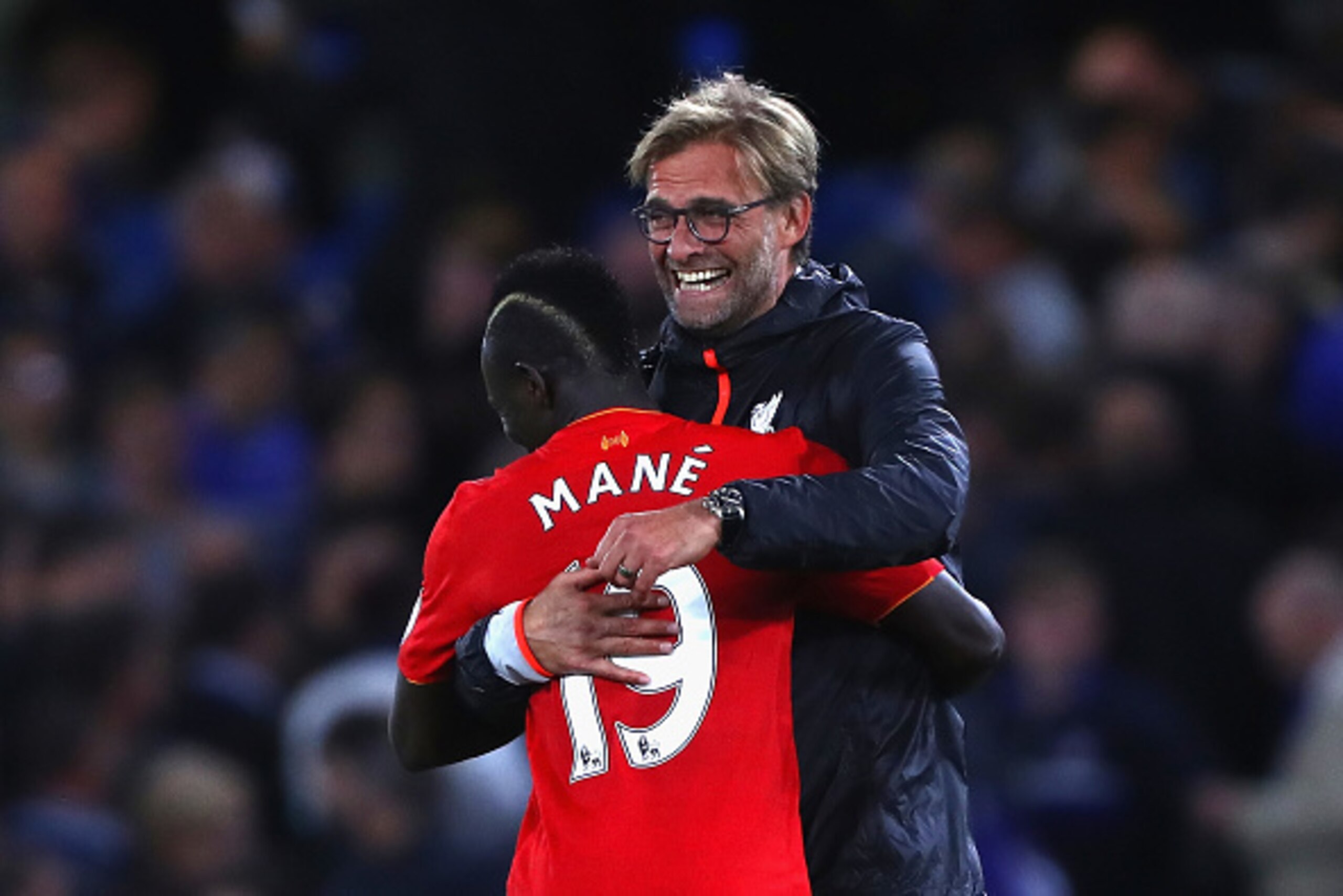 LONDON, ENGLAND - SEPTEMBER 16: Sadio Mane of Liverpool and Jurgen Klopp, Manager of Liverpool celbrate victory in  the Premier League match between Chelsea and Liverpool at Stamford Bridge on September 16, 2016 in London, England.  (Photo by Clive Rose/G