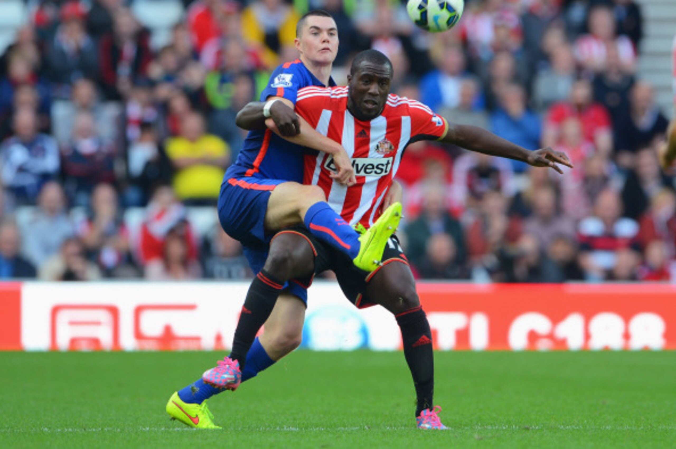 SUNDERLAND, ENGLAND - AUGUST 24:  Jozy Altidore of Sunderland is challenged by Michael Keane of Manchester United during the Barclays Premier League match between Sunderland and Manchester United at Stadium of Light on August 24, 2014 in Sunderland, Engla