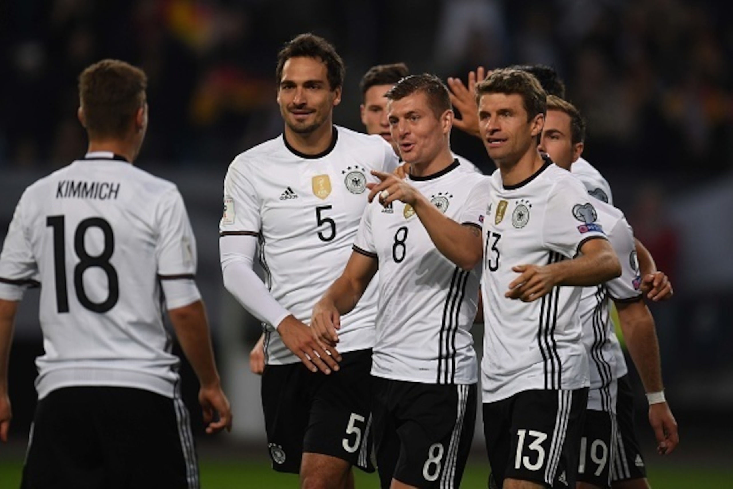 Germany's midfielder Toni Kroos (C-R) is congratulated by his teammates after scoring the 2-0 during the 2018 World Cup qualifier football match of Germany vs Czech Republic in Hamburg, northern Germany, on October 8, 2016. / AFP / PATRIK STOLLARZ        