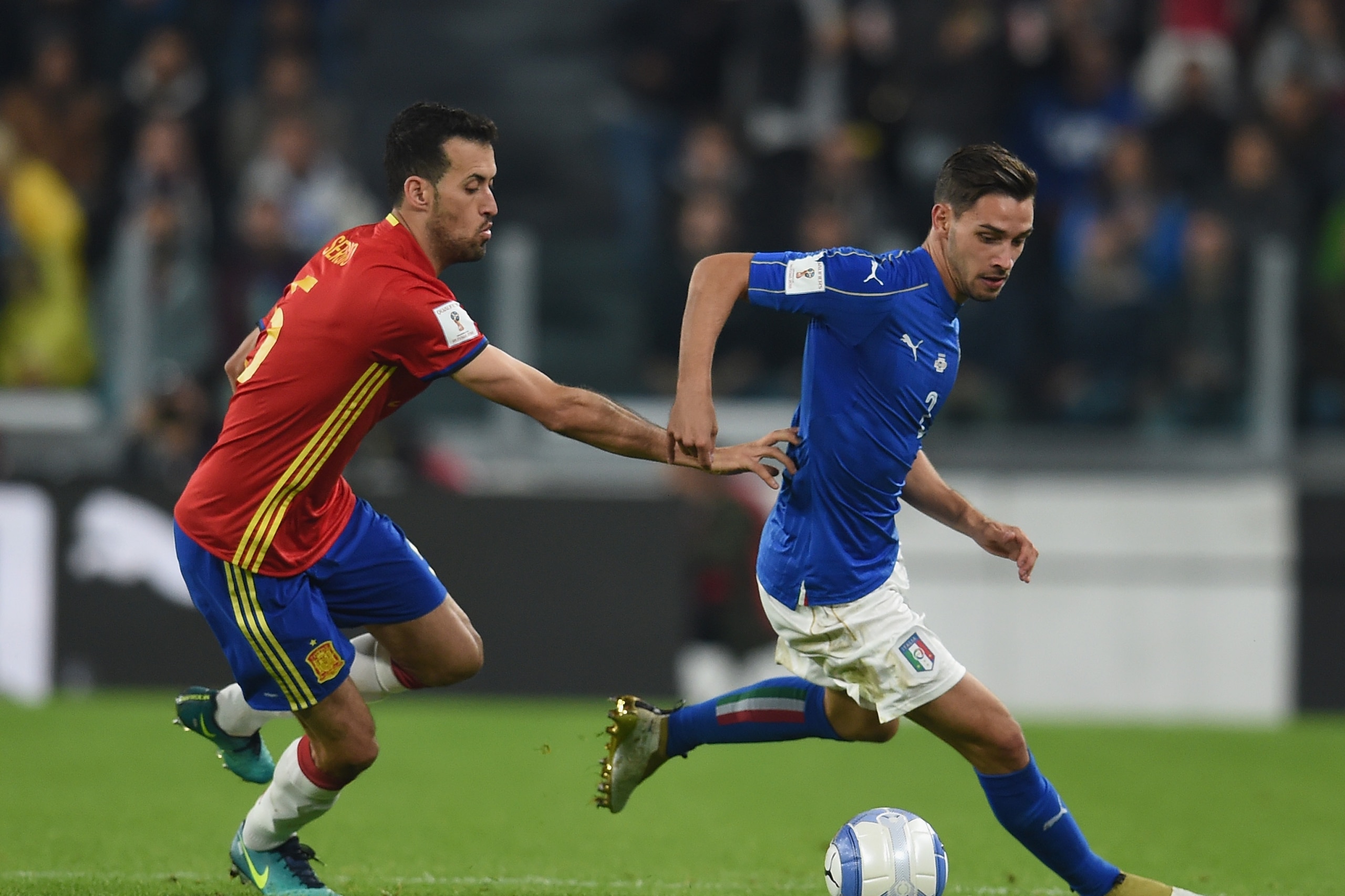 TURIN, ITALY - OCTOBER 06:  Mattia De Sciglio of Italy dribbles Sergio Busquets of Spain during the FIFA 2018 World Cup Qualifier between Italy and Spain at Juventus Stadium on October 6, 2016 in Turin, Italy.  (Photo by Claudio Villa/Getty Images)