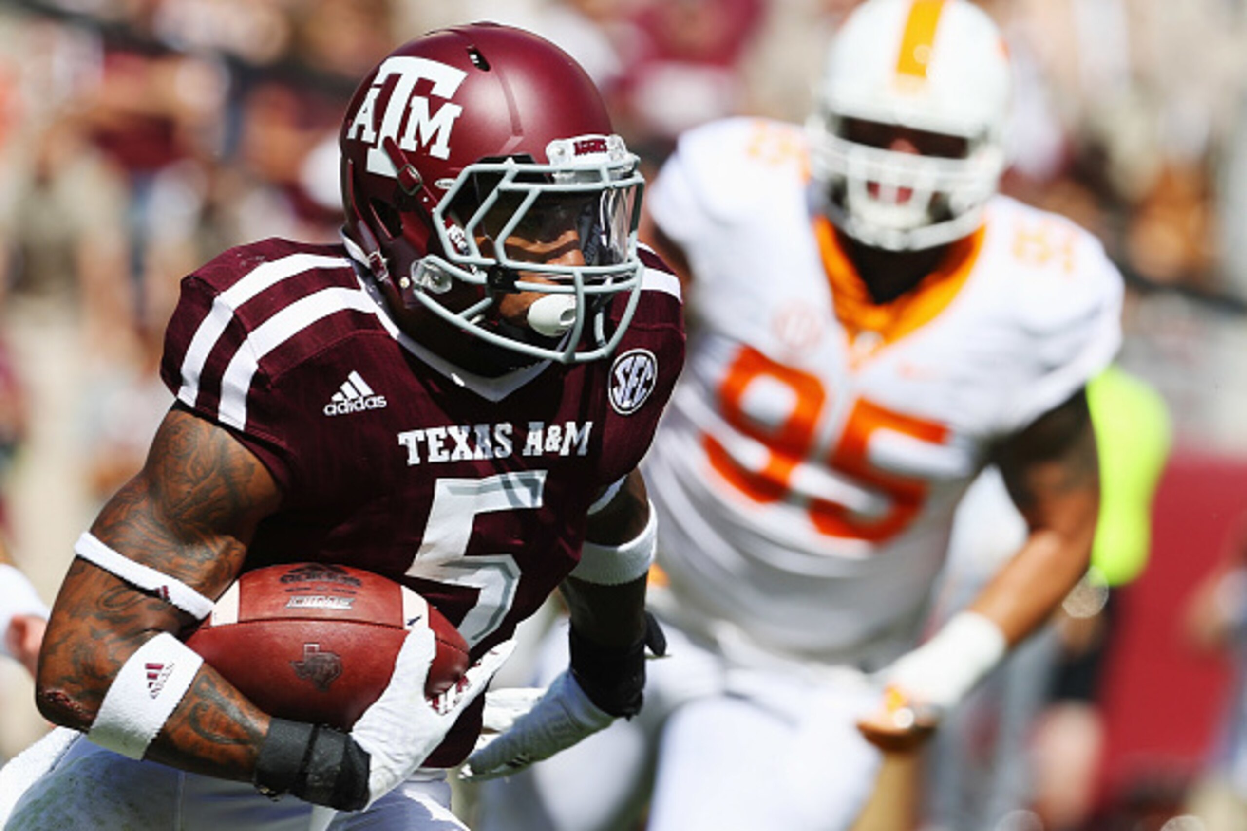 COLLEGE STATION, TX - OCTOBER 08: Trayveon Williams #5 of the Texas A&M Aggies runs with the football in front of Danny O'Brien #95 of the Tennessee Volunteers at Kyle Field on October 8, 2016 in College Station, Texas. (Photo by Scott Halleran/Getty I COLLEGE STATION, TX - OCTOBER 08: Trayveon Williams #5 of the Texas A&M Aggies runs with the football in front of Danny O'Brien #95 of the Tennessee Volunteers at Kyle Field on October 8, 2016 in College Station, Texas. (Photo by Scott Halleran/Getty I