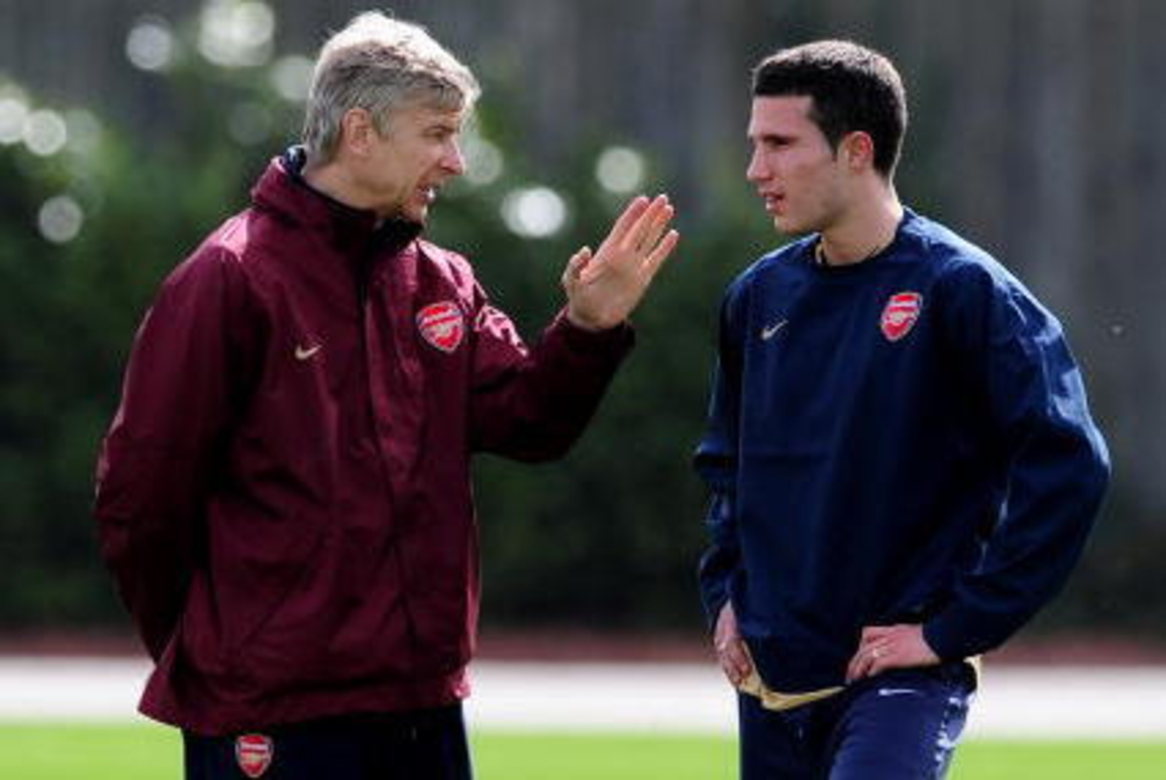 LONDON - APRIL 01:  Arsene Wenger the Arsenal coach talks with Robin Van Persie during an Arsenal training session at Arsenal's London Colney Training Ground on April 1, 2008 in London, England.  (Photo by Shaun Botterill/Getty Images)