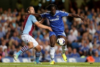 LONDON, ENGLAND - AUGUST 21:  Romelu Lukaku of Chelsea holds off the challenge from Ron Vlaar of Aston Villa during the Barclays Premier League match between Chelsea and Aston Villa at Stamford Bridge on August 21, 2013 in London, England.  (Photo by Scot