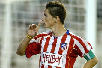 ALBACETE, SPAIN:  Atletico Madrid's Fernando Torres celebrates his goal during a league match in Carlos Belmonte Stadium in Albacete 12 September 2004. Atelico Madrid won 2-0. AFP PHOTO/JOSE JORDAN  (Photo credit should read JOSE JORDAN/AFP/Getty Images)