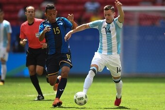 Argentina's player Giovanni Lo Celso (R) vies for the ball with Honduras midfield Allan Banegas during the Rio 2016 Olympic Games first Round Group D men's football match Argentina vs Honduras, at the Mane Garrincha Stadium in Brasilia on August 10, 2016.