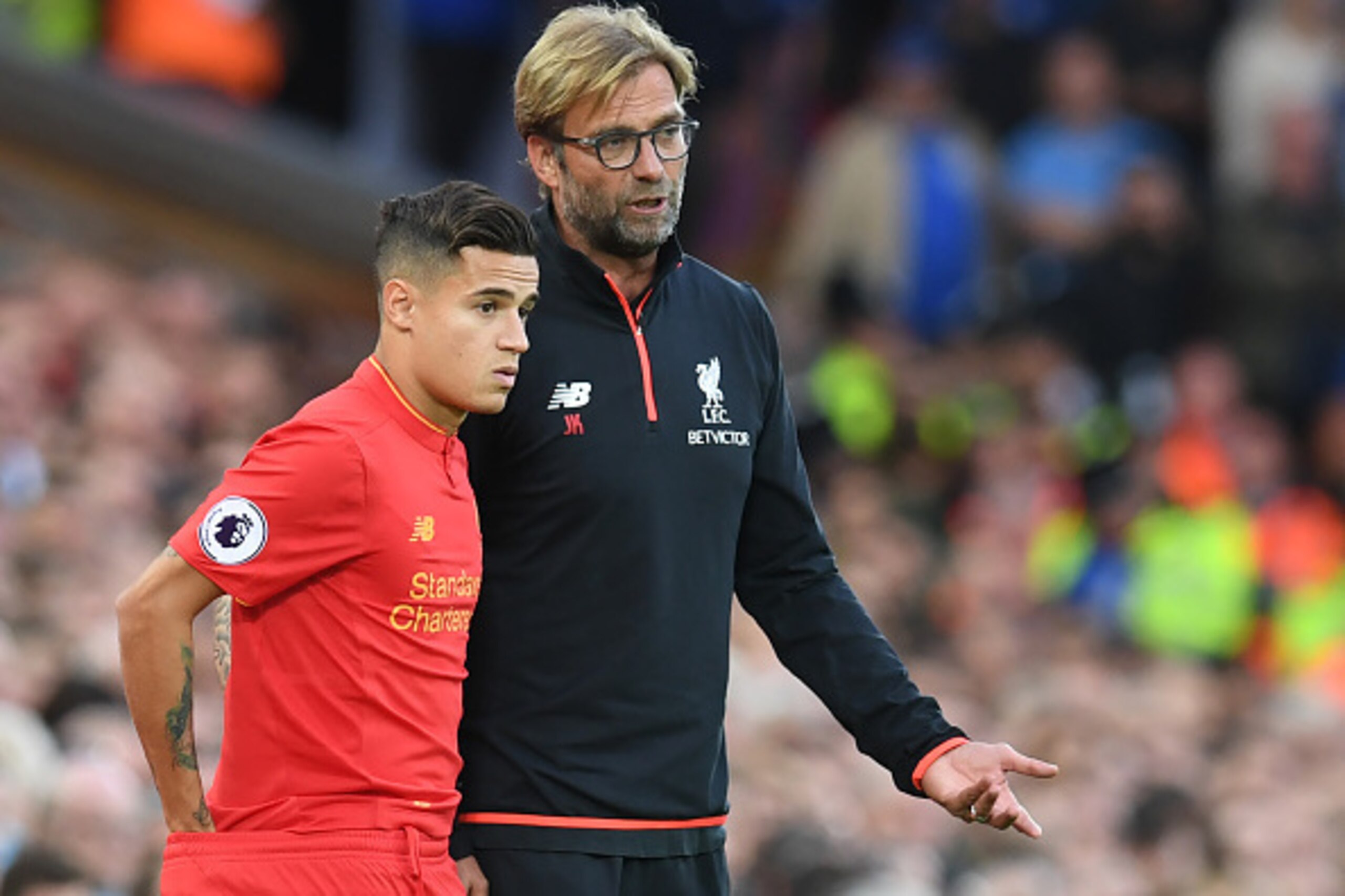 Liverpool's German manager Jurgen Klopp (R) speaks to Liverpool's Brazilian midfielder Philippe Coutinho on the touchline during the English Premier League football match between Liverpool and Leicester City at Anfield in Liverpool, north west England on 