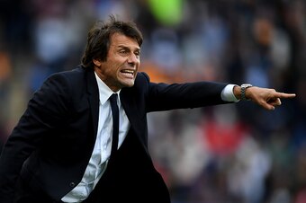 HULL, ENGLAND - OCTOBER 01:  Antonio Conte, Manager of Chelsea gives his team instructions during the Premier League match between Hull City and Chelsea at KCOM Stadium on October 1, 2016 in Hull, England.  (Photo by Laurence Griffiths/Getty Images)