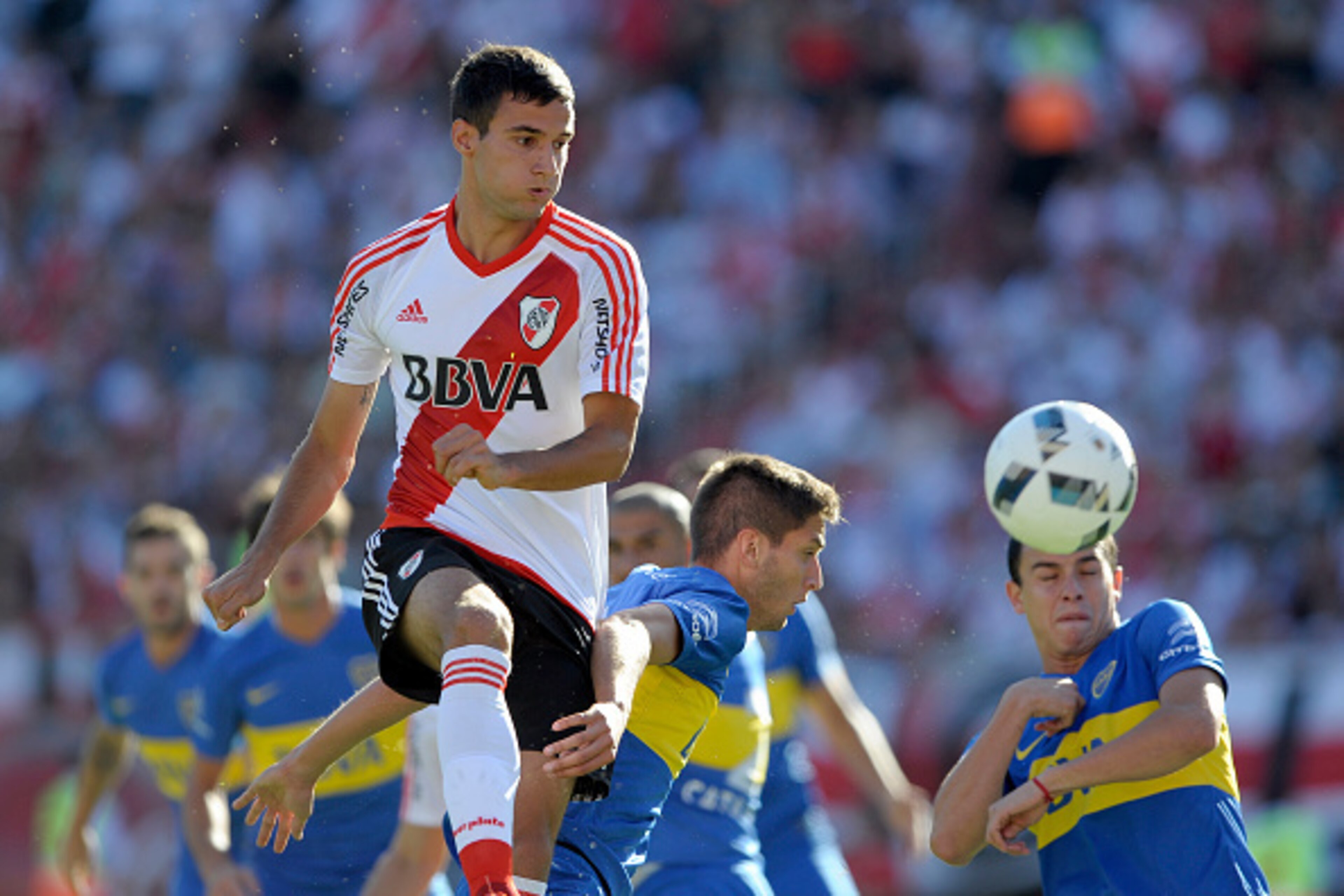 River Plate's defender Emanuel Mammana (R) heads the  ball with past Boca Juniors' midfielder Rodrigo Bentancur (C) and defender Leonardo Jara during their Argentina First Division football match at the Monumental stadium, in Buenos Aires, on March 6, 201