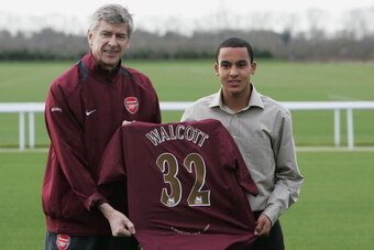 LONDON - JANUARY 20: Arsenal Manager Arsene Wenger and new signing Theo Walcott, 16, pose for the media at the Arsenal training ground on January 20, 2006 in London, England. (Photo by Mark Thompson/Getty Images)