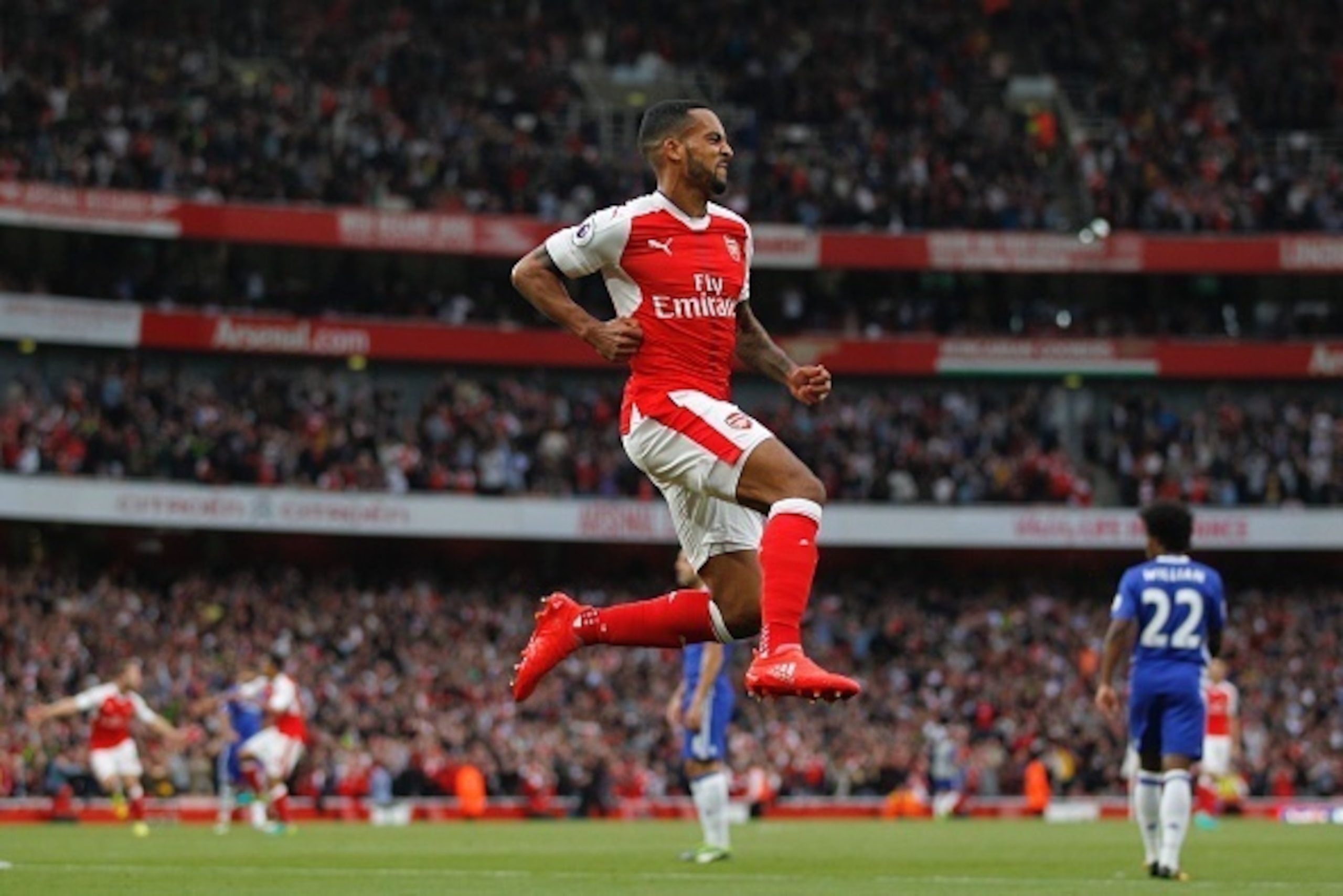 Arsenal's English midfielder Theo Walcott celebrates scoring their second goal during the English Premier League football match between Arsenal and Chelsea at The Emirates stadium in London, on September 24, 2016. / AFP / IKIMAGES / Ian KINGTON / RESTRICT