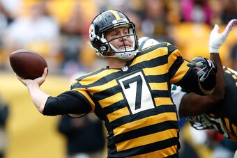 PITTSBURGH, PA - OCTOBER 09:  Ben Roethlisberger #7 of the Pittsburgh Steelers throws a first quarter touchdown while playing the New York Jets at Heinz Field on October 9, 2016 in Pittsburgh, Pennsylvania. (Photo by Gregory Shamus/Getty Images)