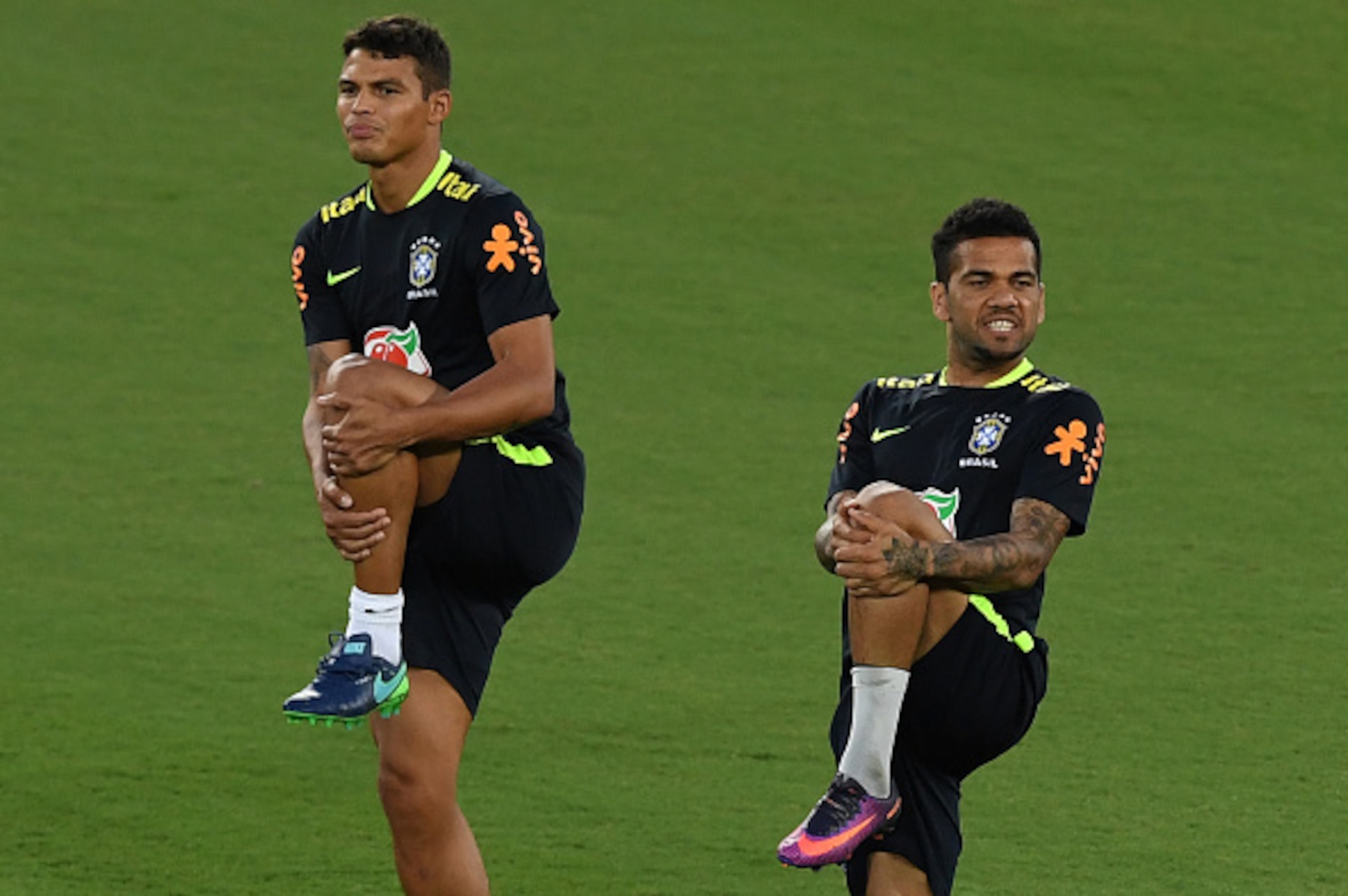 Brazil's football team players Thiago Silva (L) and Daniel Alves take part in a training session at the Arena Dunas stadium in Natal, Brazil, on October 4, 2016 ahead of their Russia 2018 FIFA World Cup qualifier matches against Bolivia and Venezuela. / A