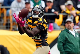 PITTSBURGH, PA - OCTOBER 09:  (EDITOR'S NOTE: Alternate crop) Sammie Coates #14 of the Pittsburgh Steelers catches a 72 yard touchdown pass in the first quarter during the game against the New York Jets on October 9, 2016 at Heinz Field in Pittsburgh, Pen