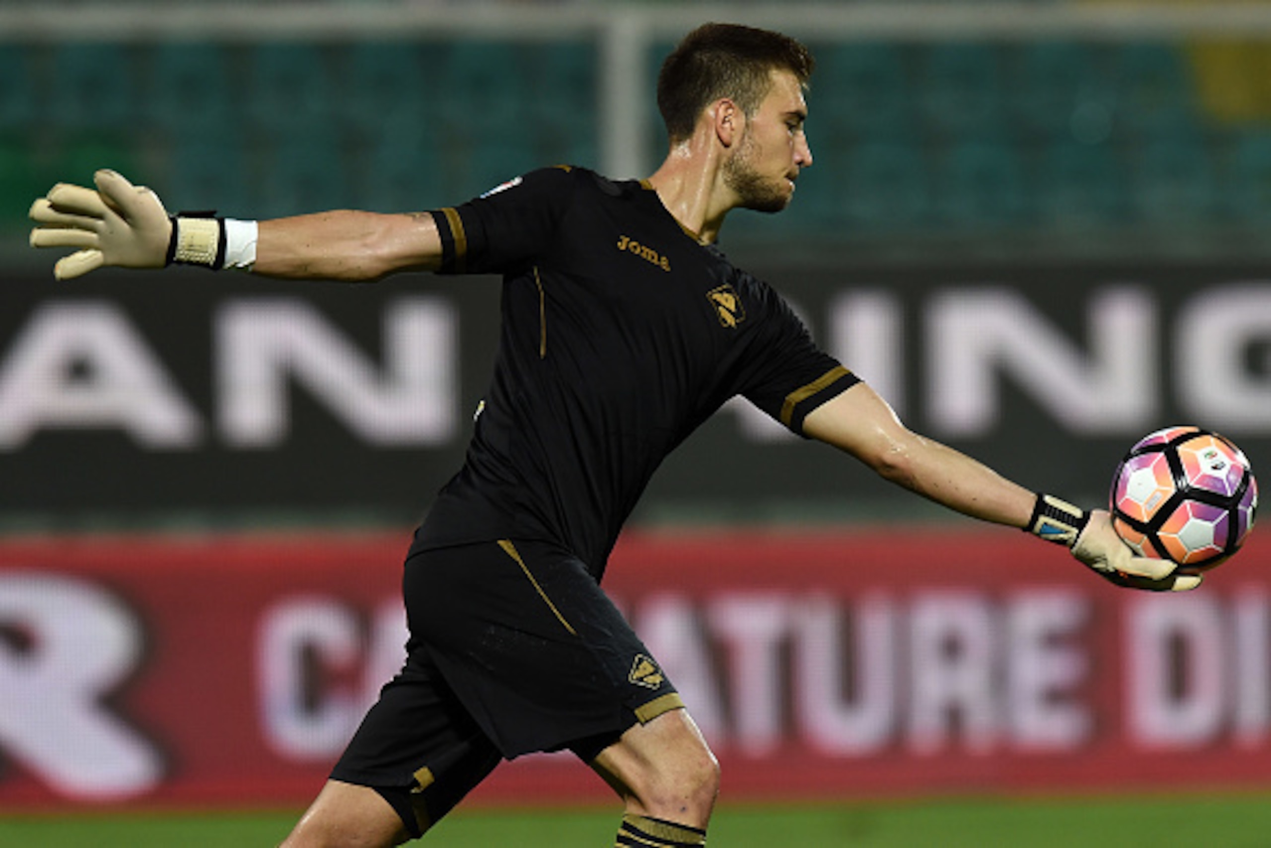 PALERMO, ITALY - SEPTEMBER 10:  Josip Posavec, goalkeeper of Palermo, in action during the Serie a match between US Citta di Palermo and SSC Napoli at Stadio Renzo Barbera on September 10, 2016 in Palermo, Italy.  (Photo by Tullio M. Puglia/Getty Images)