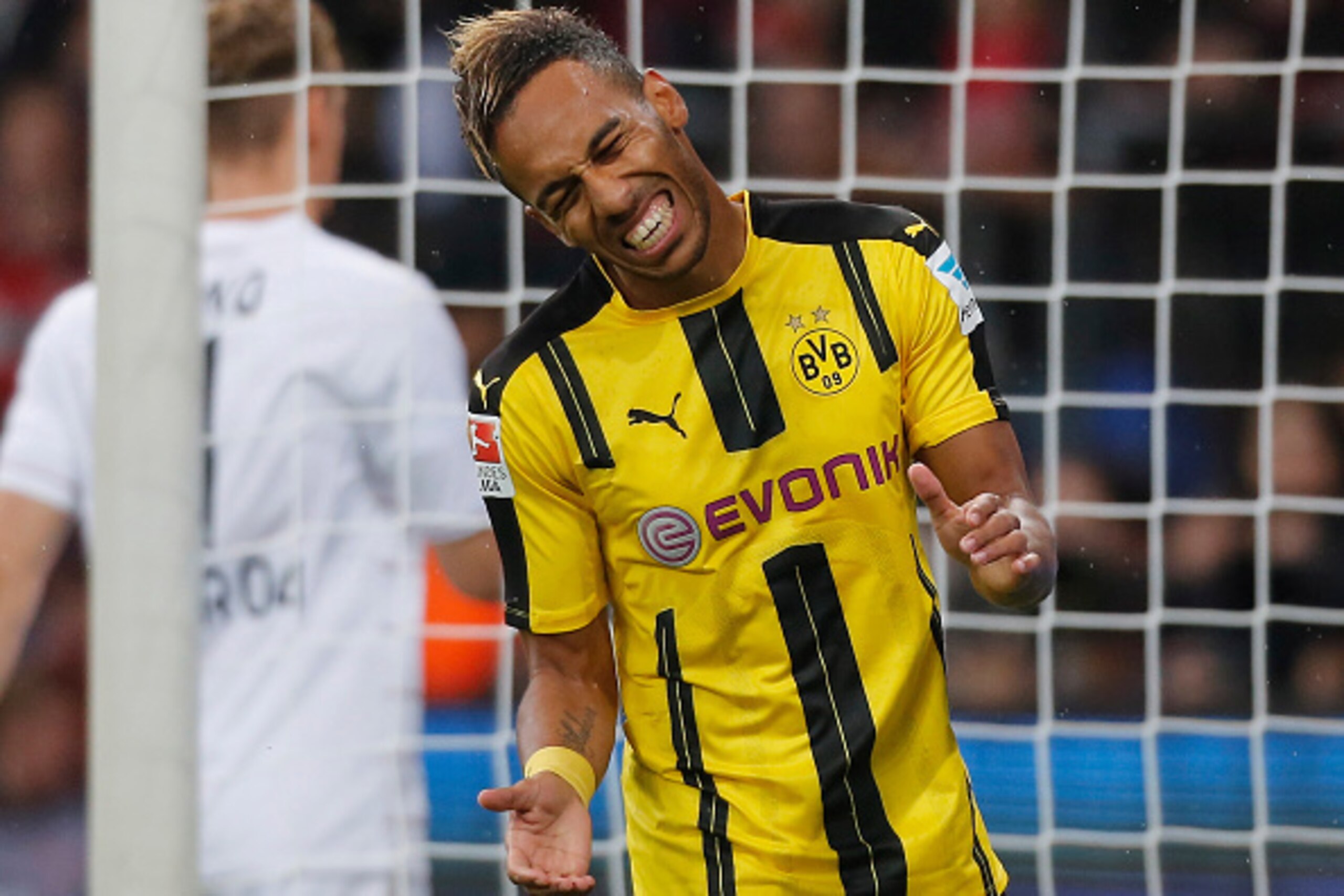 Leverkusen, Germany 01.10.2016, 1. Bundesliga 6. Spieltag, Bayer 04 Leverkusen - Borussia Dortmund, Pierre-Emerick Aubameyang (Dortmund) nach verpasster Torchance. (Photo by TF-Images/Getty Images) Leverkusen, Germany 01.10.2016, 1. Bundesliga 6. Spieltag, Bayer 04 Leverkusen - Borussia Dortmund, Pierre-Emerick Aubameyang (Dortmund) nach verpasster Torchance. (Photo by TF-Images/Getty Images)
