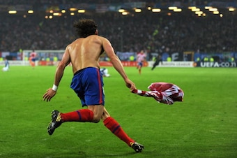 Atletico Madrid's Uruguayan forward Diego Forlan celebrates scoring during the final football match of the UEFA Europa League Fulham FC vs Aletico Madrid in Hamburg, northern Germany on May 12, 2010. AFP PHOTO / ADRIAN DENNIS (Photo credit should read ADR