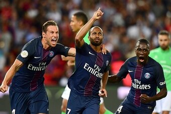 Paris Saint-Germain's Brazilian midfielder Lucas Moura (C) celebrates next to  Paris Saint-Germain's polish defender Grzegorz Krychowiak (L) and Paris Saint-Germain's French midfielder Blaise Matuidi (R) after scoring during the French L1 football match b
