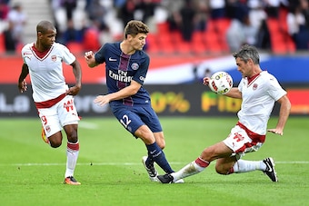 PARIS, FRANCE - OCTOBER 01:  Thomas Meunier of Paris Saint-Germain and  Jeremy Toulalan of FC Girondins de Bordeaux fight for the ball during the Ligue 1 match between Paris Saint-Germain and FC Girondins de Bordeaux at Parc des Princes on October 1, 2016