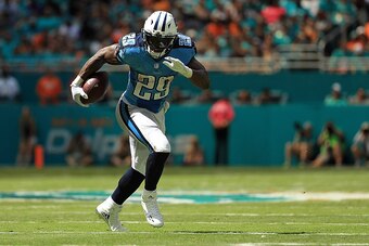 MIAMI GARDENS, FL - OCTOBER 09: DeMarco Murray #29 of the Tennessee Titans rushes during a game against the Miami Dolphins on October 9, 2016 in Miami Gardens, Florida.  (Photo by Mike Ehrmann/Getty Images)