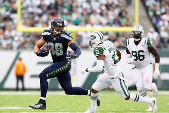 EAST RUTHERFORD, NJ - OCTOBER 02:  Jimmy Graham #88 of the Seattle Seahawks carries the ball against Marcus Gilchrist #21 of the New York Jets in the second half at MetLife Stadium on October 2, 2016 in East Rutherford, New Jersey.  (Photo by Elsa/Getty I