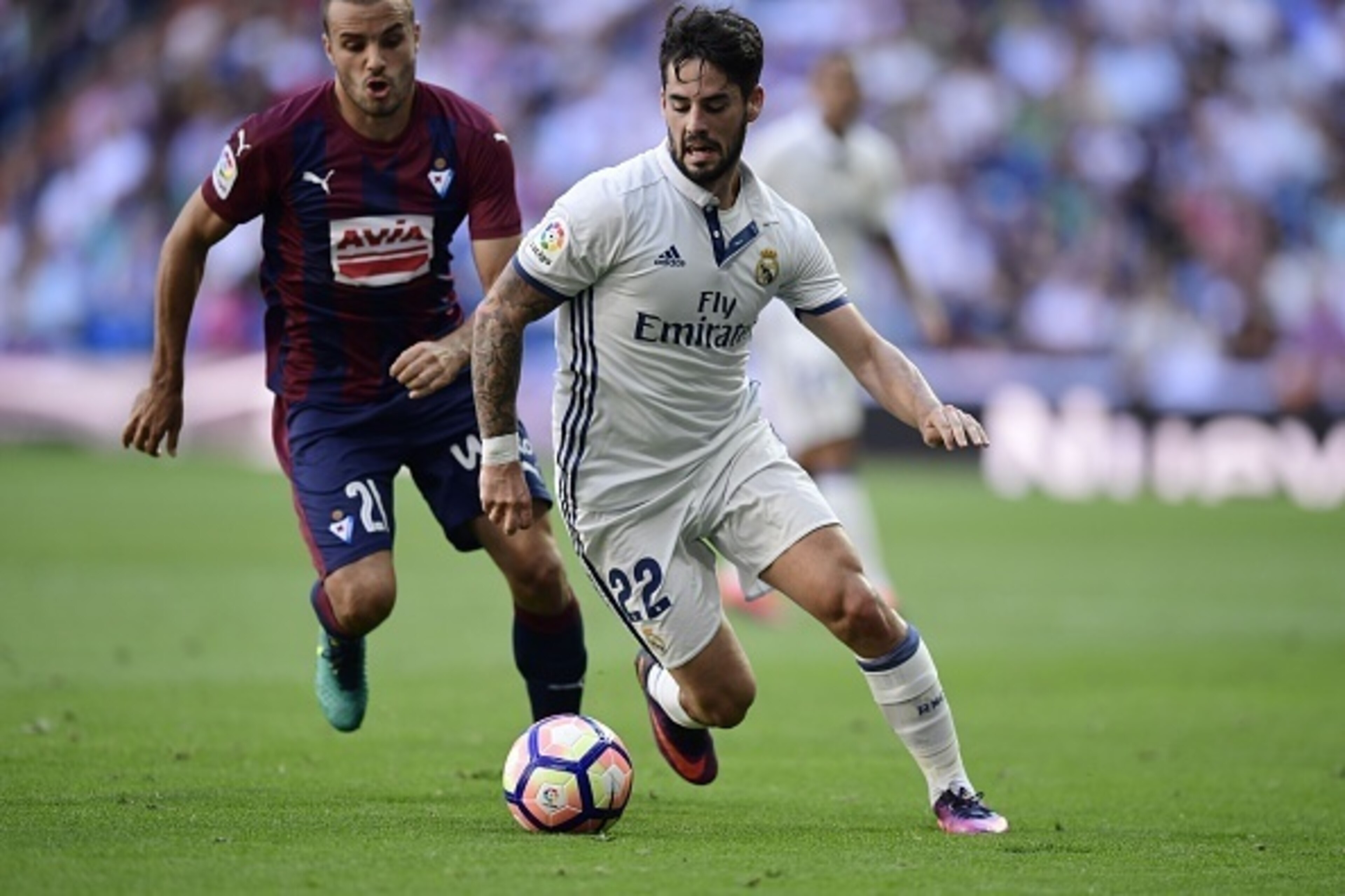 Real Madrid's midfielder Isco (R) vies with Eibar's midfielder Pedro Leon during the Spanish league football match Real Madrid CF vs SD Eibar at the Santiago Bernabeu stadium in Madrid on October 2, 2016. / AFP / JAVIER SORIANO (Photo credit should Real Madrid's midfielder Isco (R) vies with Eibar's midfielder Pedro Leon during the Spanish league football match Real Madrid CF vs SD Eibar at the Santiago Bernabeu stadium in Madrid on October 2, 2016. / AFP / JAVIER SORIANO (Photo credit should