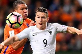 France's forward Kevin Gameiro (R) vies with Netherlands' defender Jeffrey Bruma during the FIFA World Cup 2018 qualifying football match Netherlands vs France on October 10, 2016 at the Amsterdam Arena in Amsterdam.  / AFP / FRANCK FIFE        (Photo cre