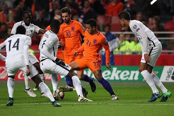 AMSTERDAM, NETHERLANDS - OCTOBER 10:  Paul Pogba of France challenges Memphis Depay of the Netherlands during the FIFA 2018 World Cup Qualifier between The Netherlands and France at Amsterdam Arena on October 10, 2016 in Amsterdam, Netherlands.  (Photo by