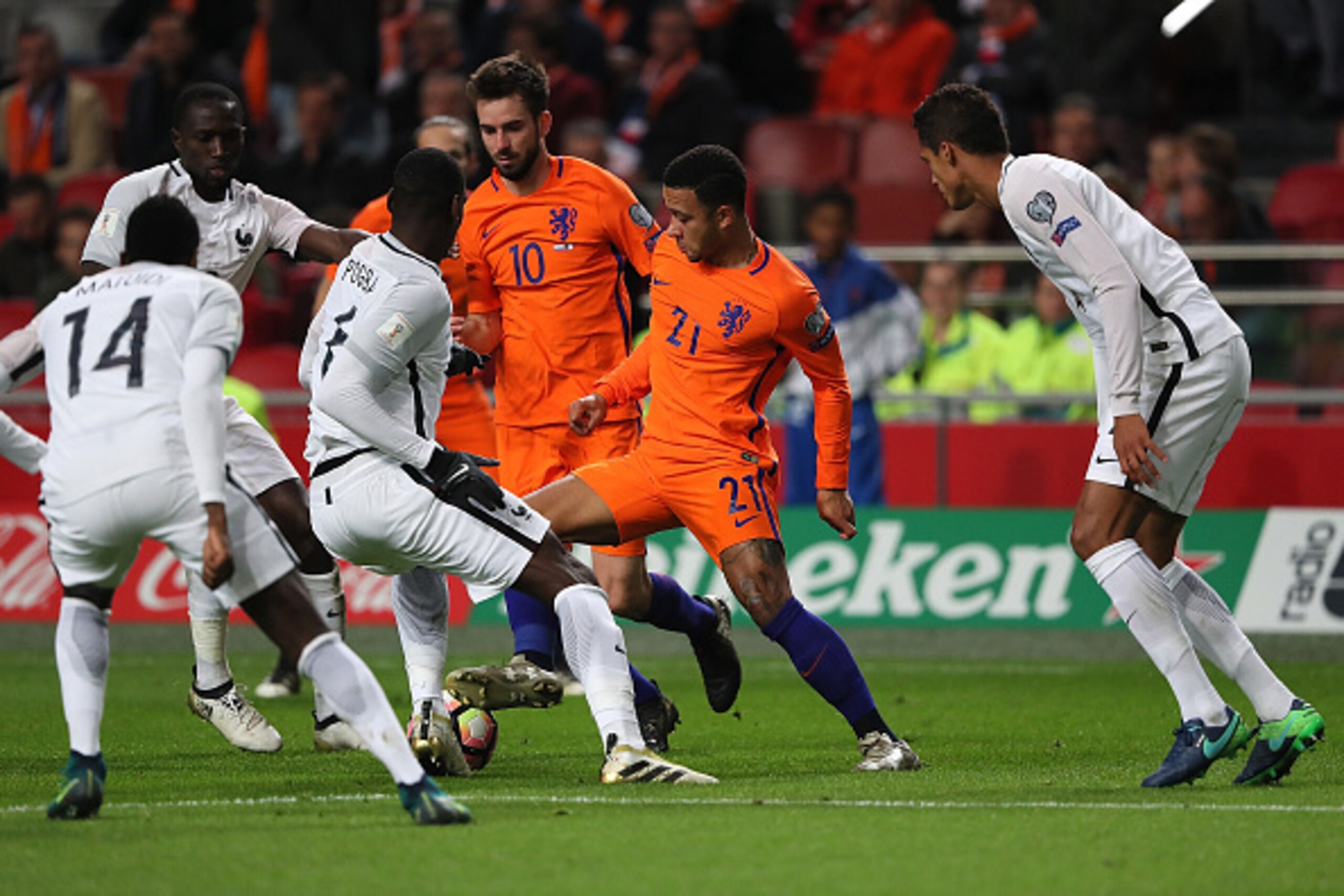 AMSTERDAM, NETHERLANDS - OCTOBER 10: Paul Pogba of France challenges Memphis Depay of the Netherlands during the FIFA 2018 World Cup Qualifier between The Netherlands and France at Amsterdam Arena on October 10, 2016 in Amsterdam, Netherlands. (Photo by AMSTERDAM, NETHERLANDS - OCTOBER 10: Paul Pogba of France challenges Memphis Depay of the Netherlands during the FIFA 2018 World Cup Qualifier between The Netherlands and France at Amsterdam Arena on October 10, 2016 in Amsterdam, Netherlands. (Photo by