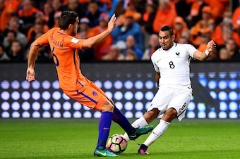 Netherlands' midfielder Kevin Strootman (L) vies with France's forward Dumitri Payet during the FIFA World Cup 2018 qualifying football match Netherlands vs France on October 10, 2016 at the Amsterdam Arena in Amsterdam.  / AFP / FRANCK FIFE        (Photo