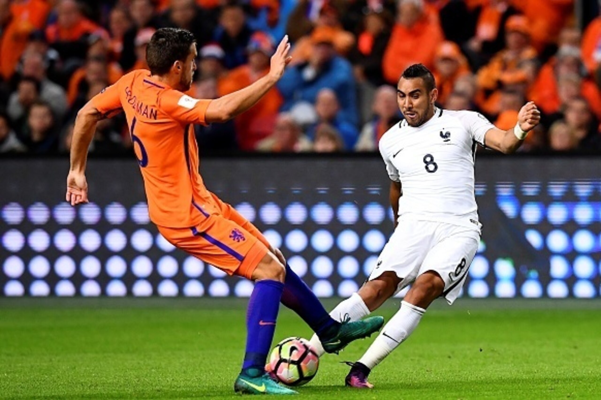 Netherlands' midfielder Kevin Strootman (L) vies with France's forward Dumitri Payet during the FIFA World Cup 2018 qualifying football match Netherlands vs France on October 10, 2016 at the Amsterdam Arena in Amsterdam. / AFP / FRANCK FIFE (Photo Netherlands' midfielder Kevin Strootman (L) vies with France's forward Dumitri Payet during the FIFA World Cup 2018 qualifying football match Netherlands vs France on October 10, 2016 at the Amsterdam Arena in Amsterdam. / AFP / FRANCK FIFE (Photo