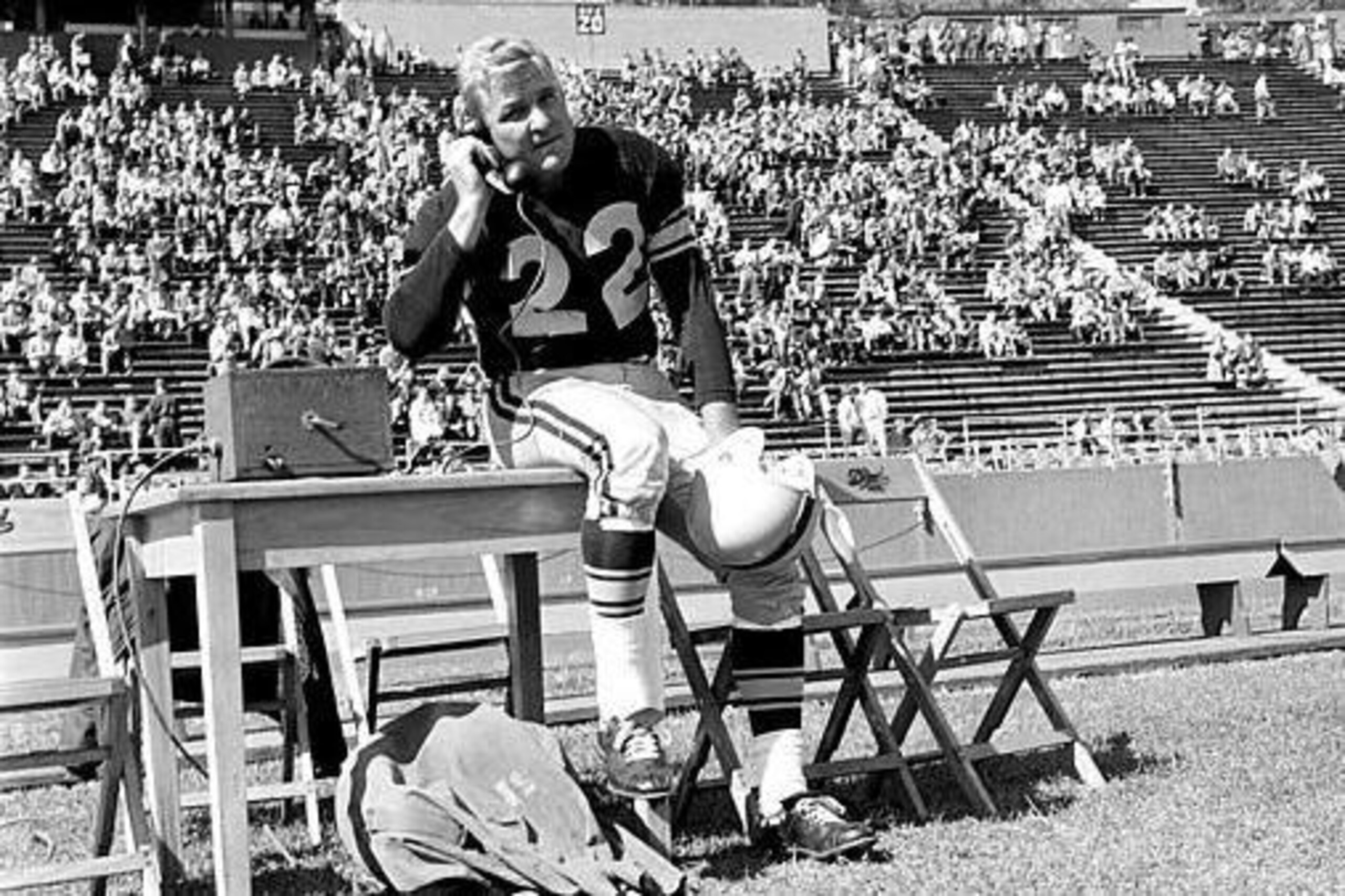 Layne on the Steelers sideline soon after his trade to Pittsburgh.
