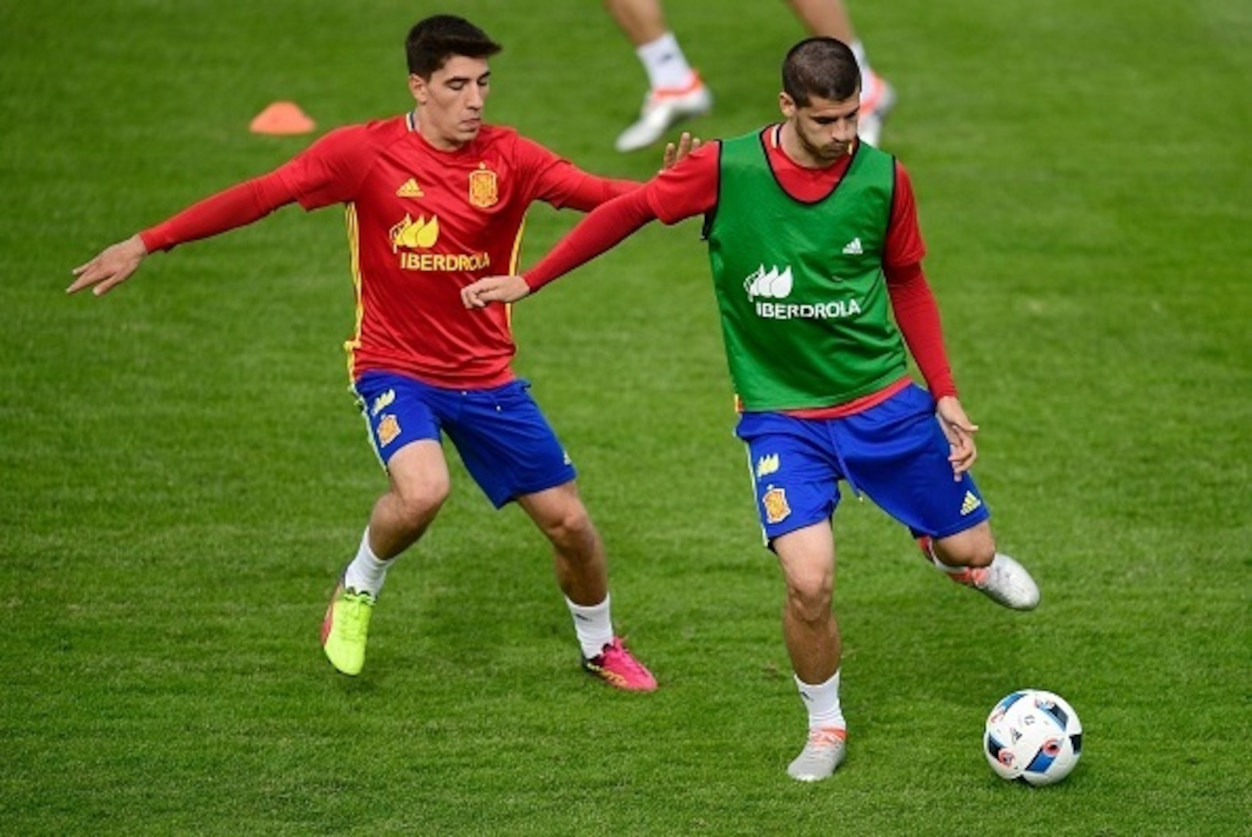 Spain's forward Alvaro Morata (R) vies with Spain's defender Hector Bellerin during a training session at Saint Martin de Re's stadium on June 19, 2016 during the Euro 2016 football tournament. / AFP / PIERRE-PHILIPPE MARCOU        (Photo credit should re