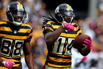 PITTSBURGH, PA - OCTOBER 09:  Sammie Coates #14 of the Pittsburgh Steelers celebrates with Darrius Heyward-Bey #88 after catching a 72 yard touchdown pass in the first quarter during the game against the New York Jets on October 9, 2016 at Heinz Field in 