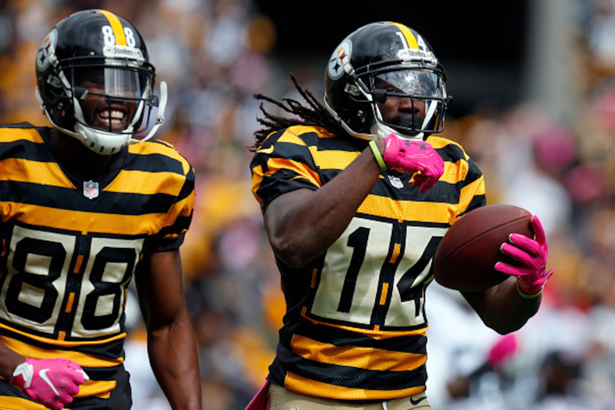 PITTSBURGH, PA - OCTOBER 09:  Sammie Coates #14 of the Pittsburgh Steelers celebrates with Darrius Heyward-Bey #88 after catching a 72 yard touchdown pass in the first quarter during the game against the New York Jets on October 9, 2016 at Heinz Field in 