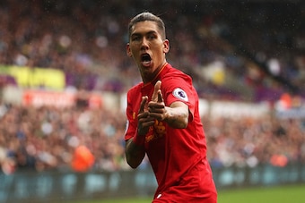 SWANSEA, WALES - OCTOBER 01: Roberto Firmino of Liverpool  celebrates scoring his sides first goal during the Premier League match between Swansea City and Liverpool at Liberty Stadium on October 1, 2016 in Swansea, Wales.  (Photo by Julian Finney/Getty I