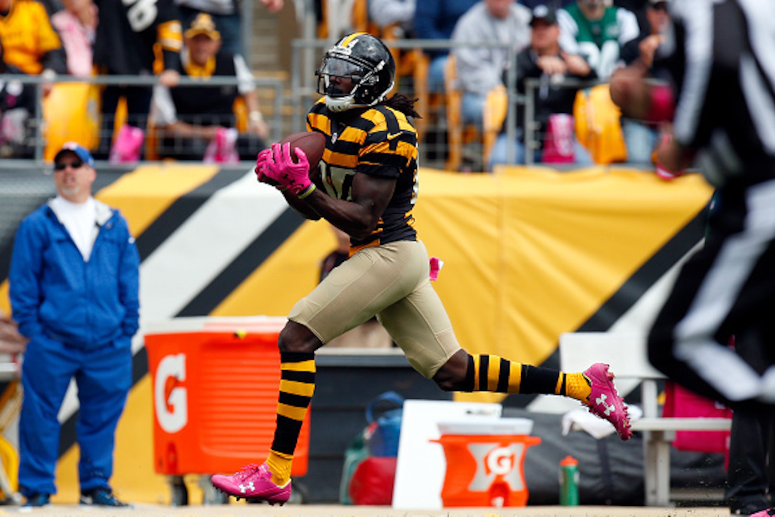 PITTSBURGH, PA - OCTOBER 09:  Sammie Coates #14 of the Pittsburgh Steelers catches a 72 yard touchdown pass in the first quarter during the game against the New York Jets on October 9, 2016 at Heinz Field in Pittsburgh, Pennsylvania.  (Photo by Justin K. 
