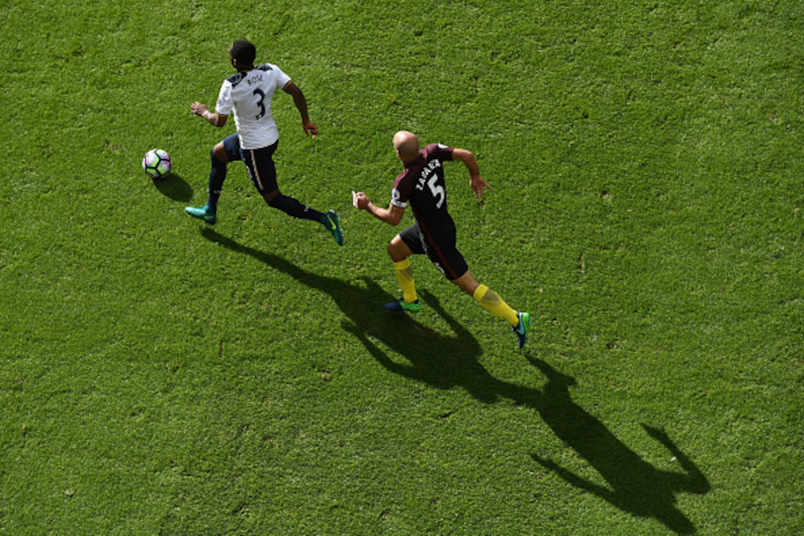 LONDON, ENGLAND - OCTOBER 02: Danny Rose of Tottenham Hotspur (L) is chased by Pablo Zabaleta of Manchester City (R) during the Premier League match between Tottenham Hotspur and Manchester City at White Hart Lane on October 2, 2016 in London, England.  (